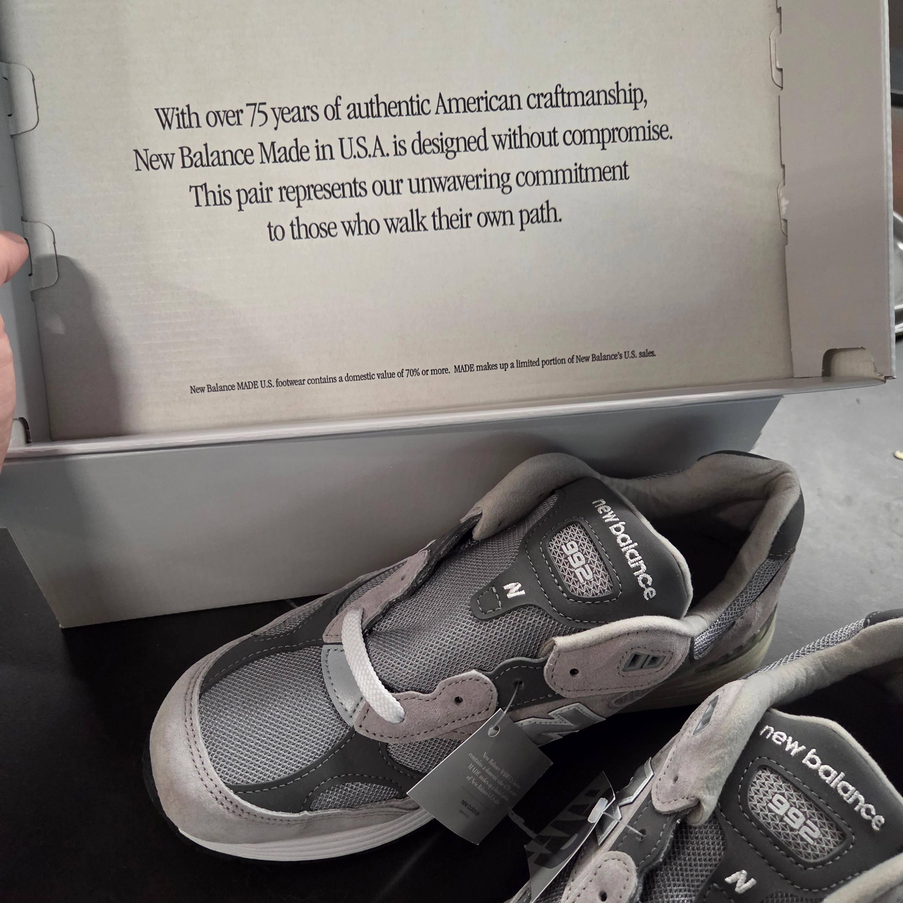 New Balance 992 Made in USA Core Grey Silver Metallic 착용 스타일 - 1