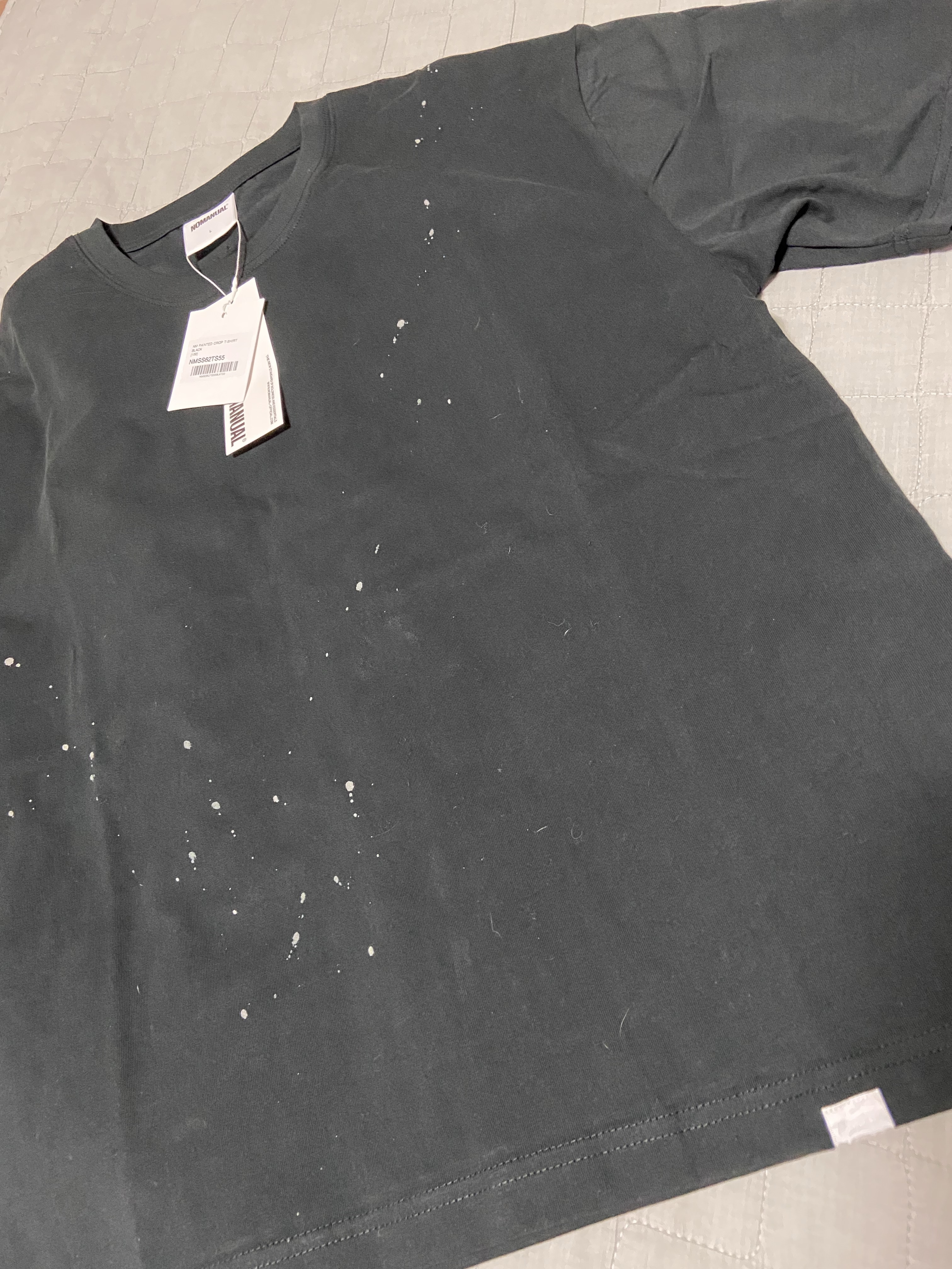 NOMANUAL NM Painted Crop T-shirt Black 착용 스타일 - 2