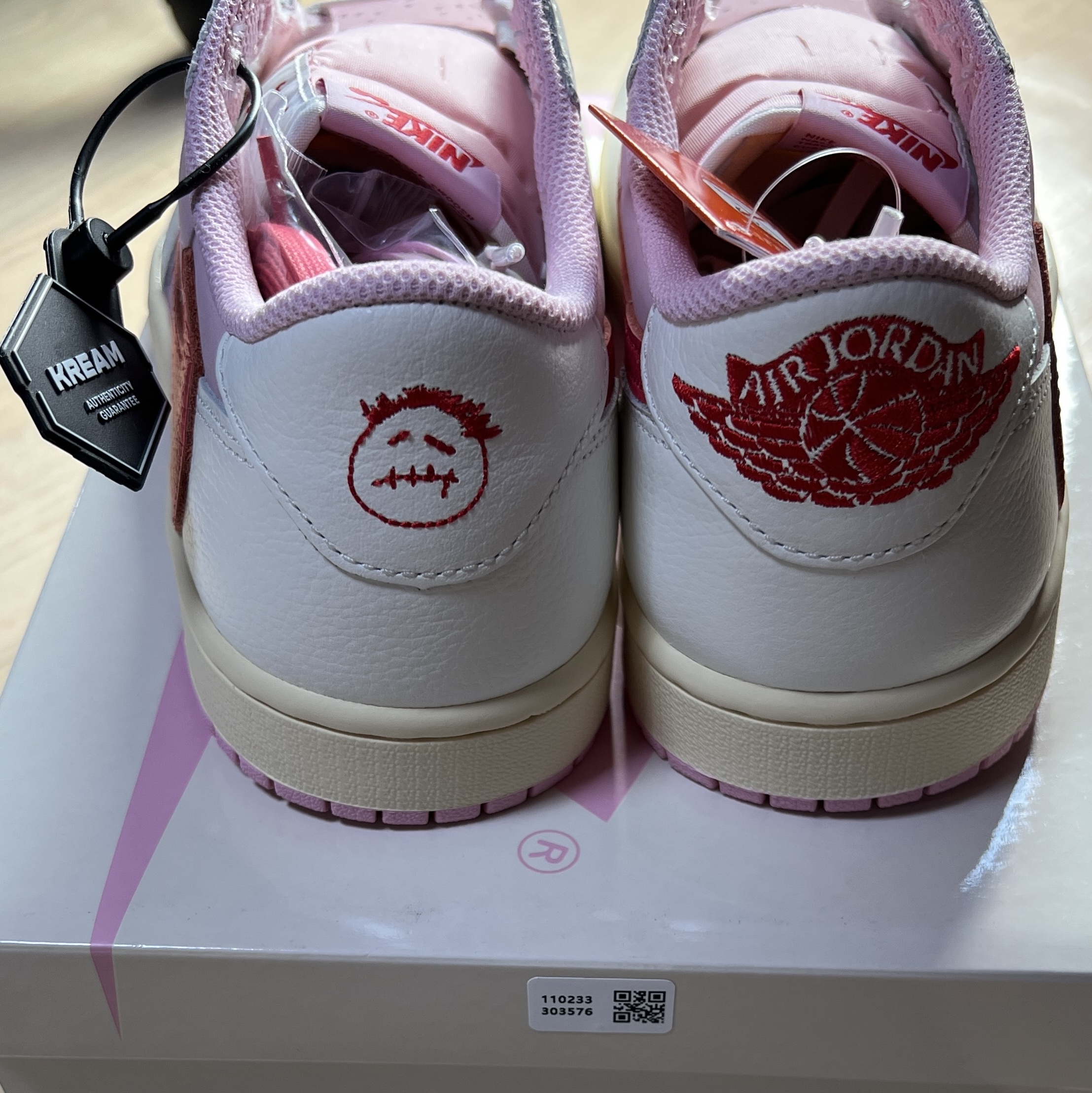 Jordan 1 x Travis Scott Retro Low OG SP Sail Tropical Pink 착용 스타일 - 4