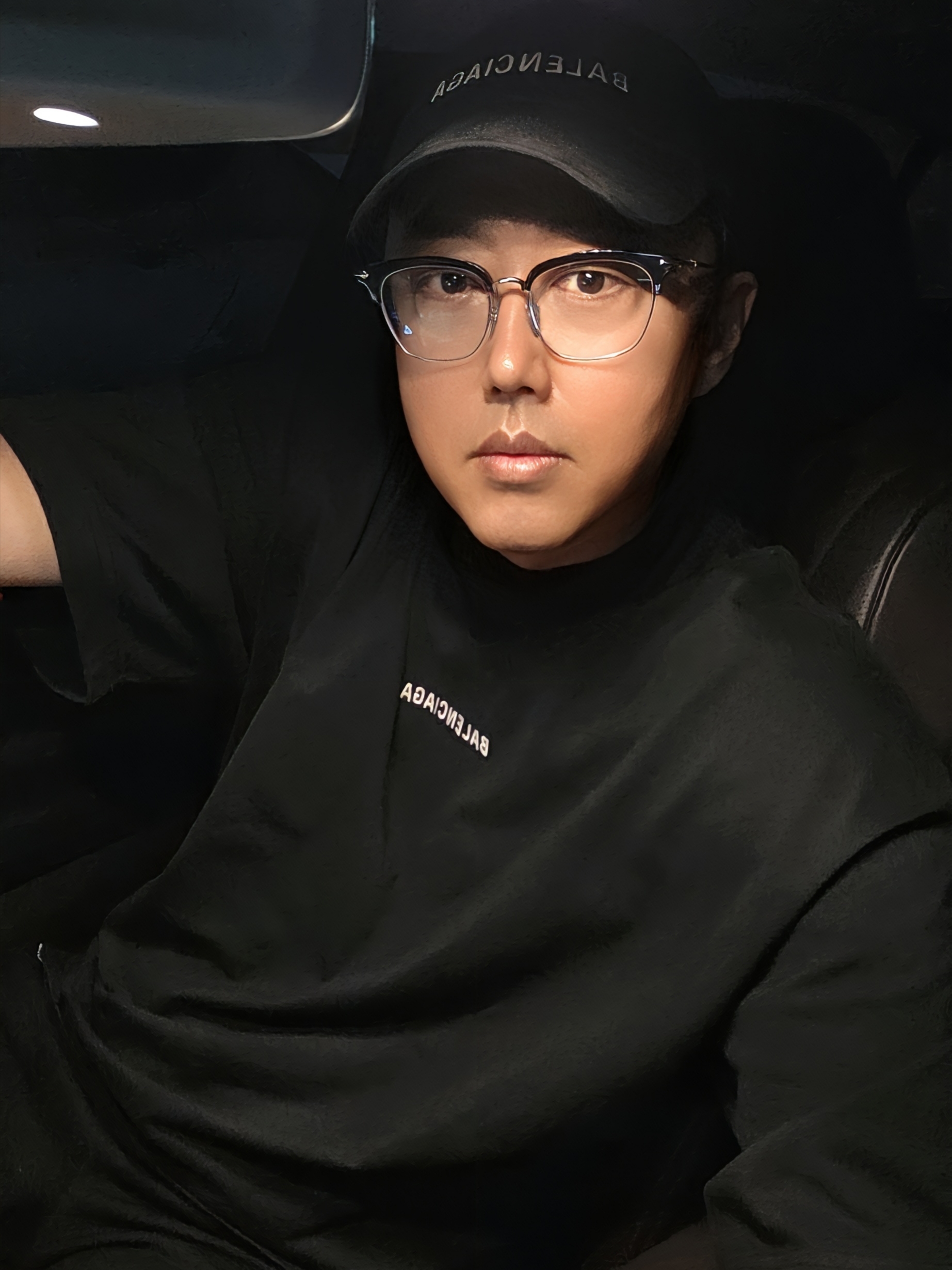 Balenciaga Logo Embroidered Detail Classic Baseball Cap Black, Balenciaga New Back Medium Fit T-Shirt Black 착용 스타일