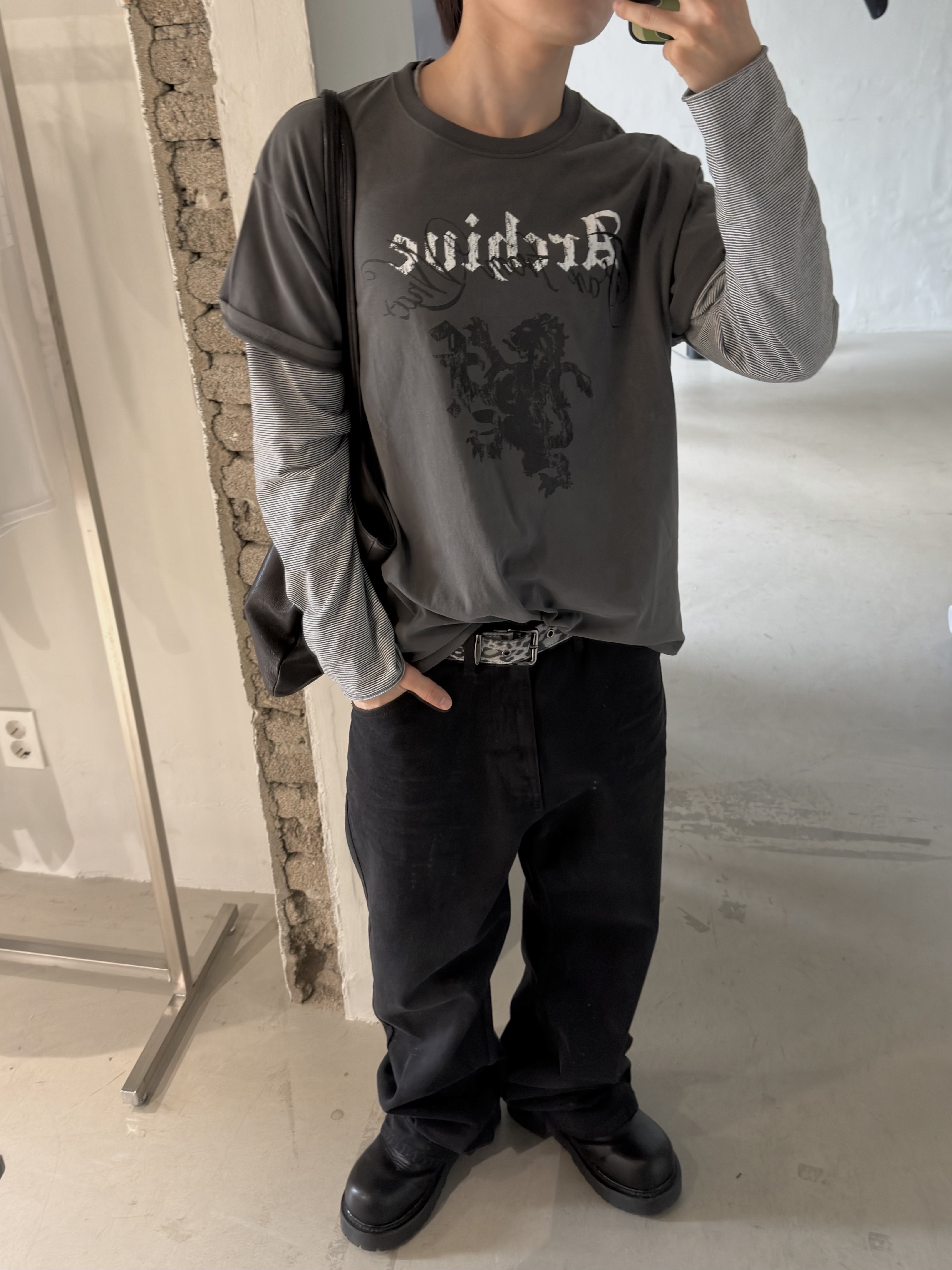 Farfromwhat Far Wrinkled Washed Pants_Black, Farfromwhat Archive Gothic Logo T-Shirt 착용 스타일 - 1