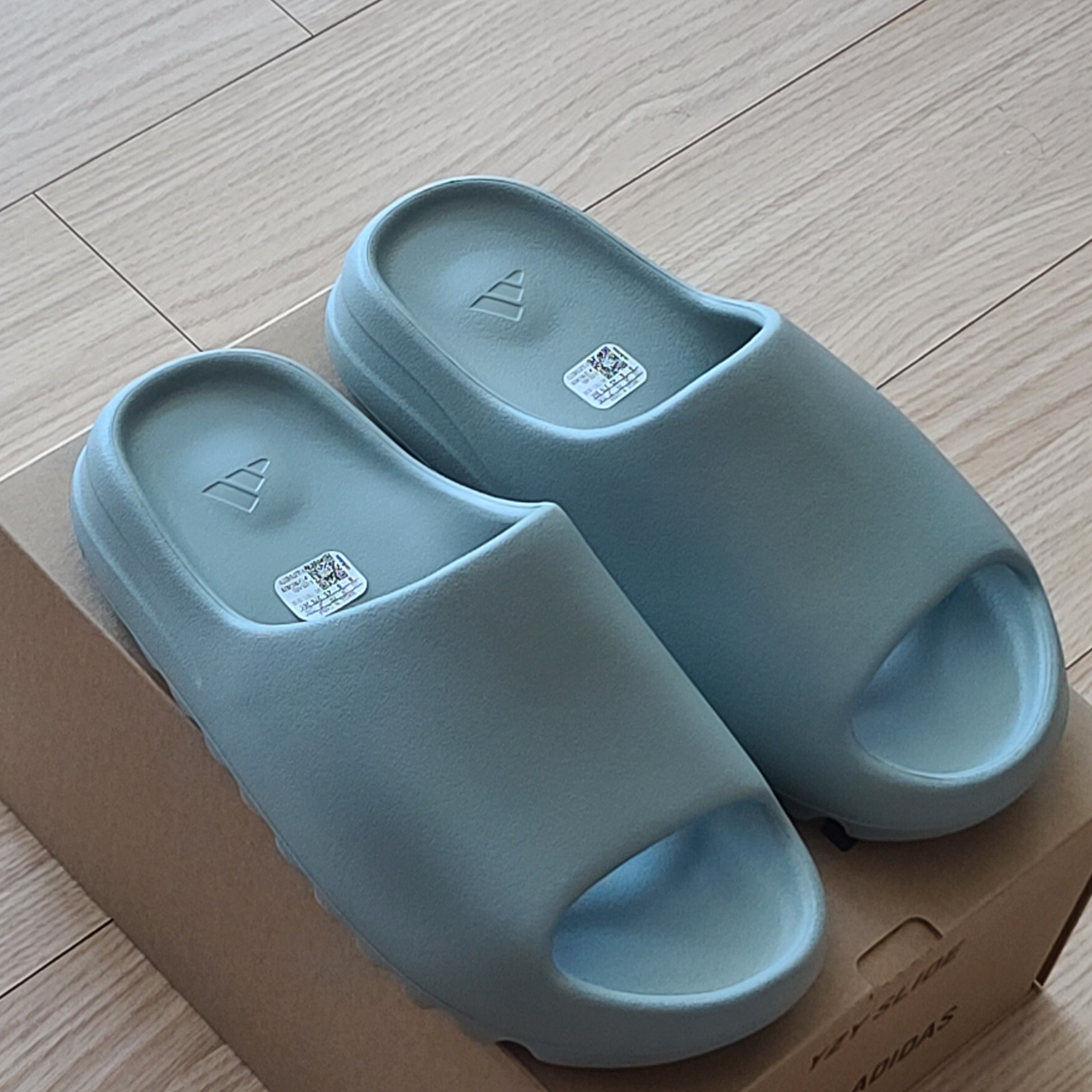 Adidas Yeezy Slide Salt 착용 스타일