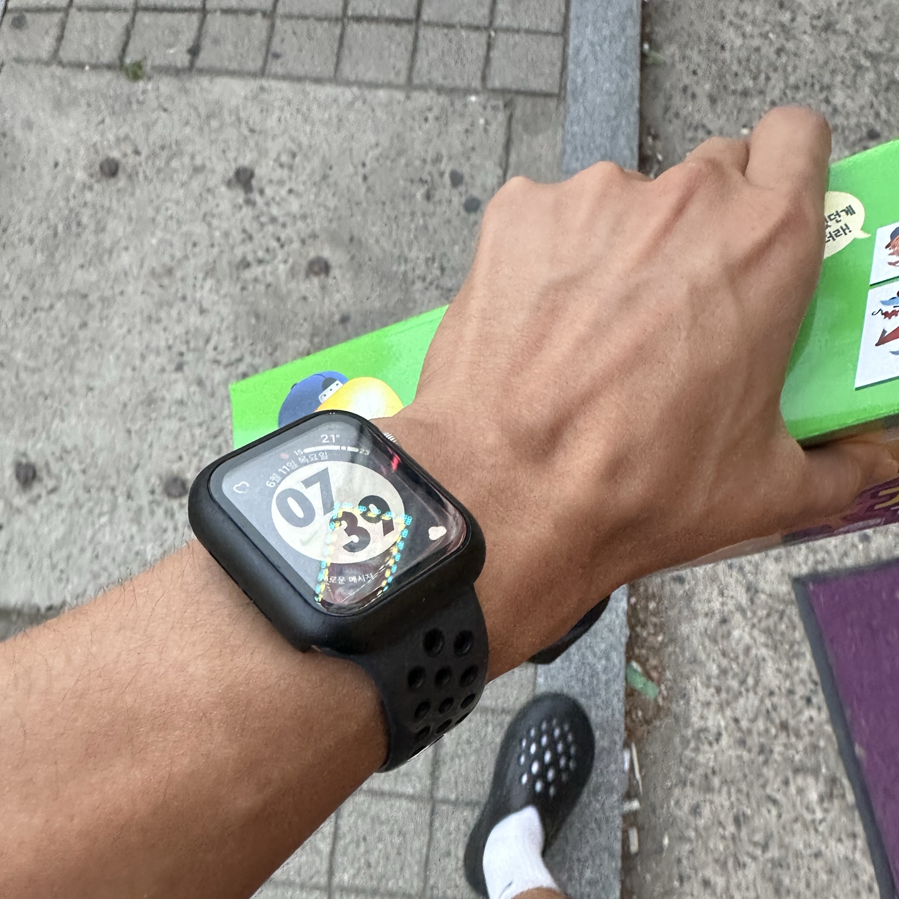 Apple Watch SE 2024 40mm GPS Silver Aluminium Case with Sport Band S/M Denim (Korean Ver.) 착용 스타일