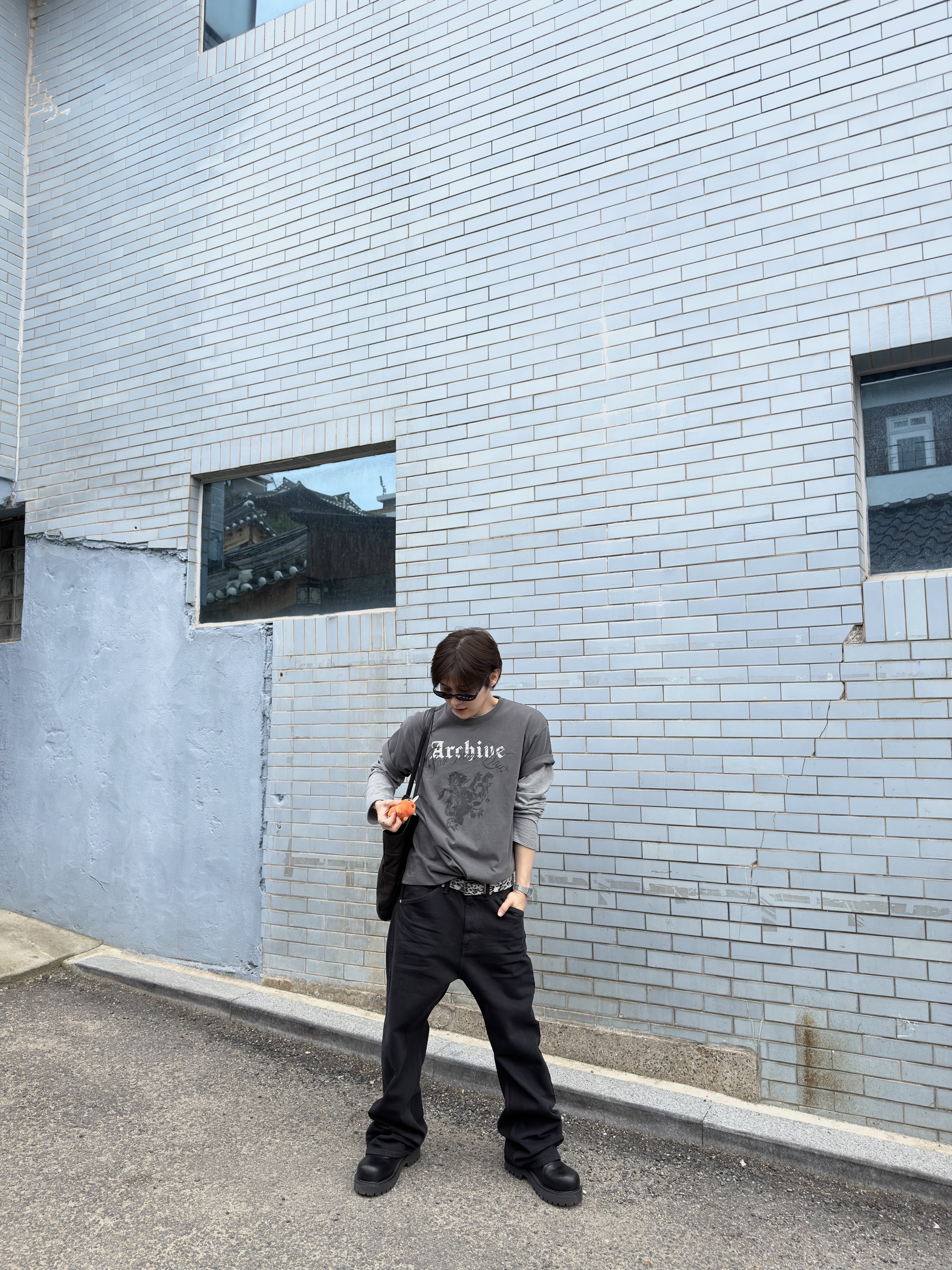 Farfromwhat Far Wrinkled Washed Pants_Black, Farfromwhat Archive Gothic Logo T-Shirt 착용 스타일 - 3