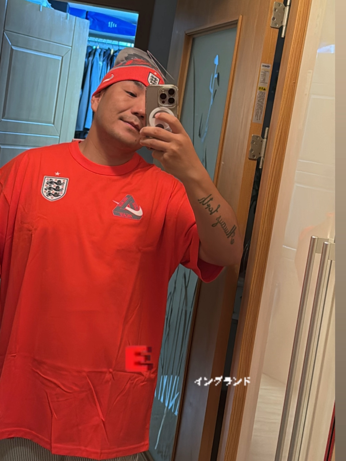 Palace x Nike England T-Shirt Light Crimson, Palace x Nike England Uncuffed Beanie Pewter Grey Cool Grey 착용 스타일 - 1