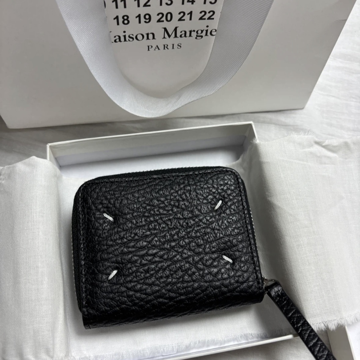 Maison Margiela Zip Around Leather Wallet Black 착용 스타일