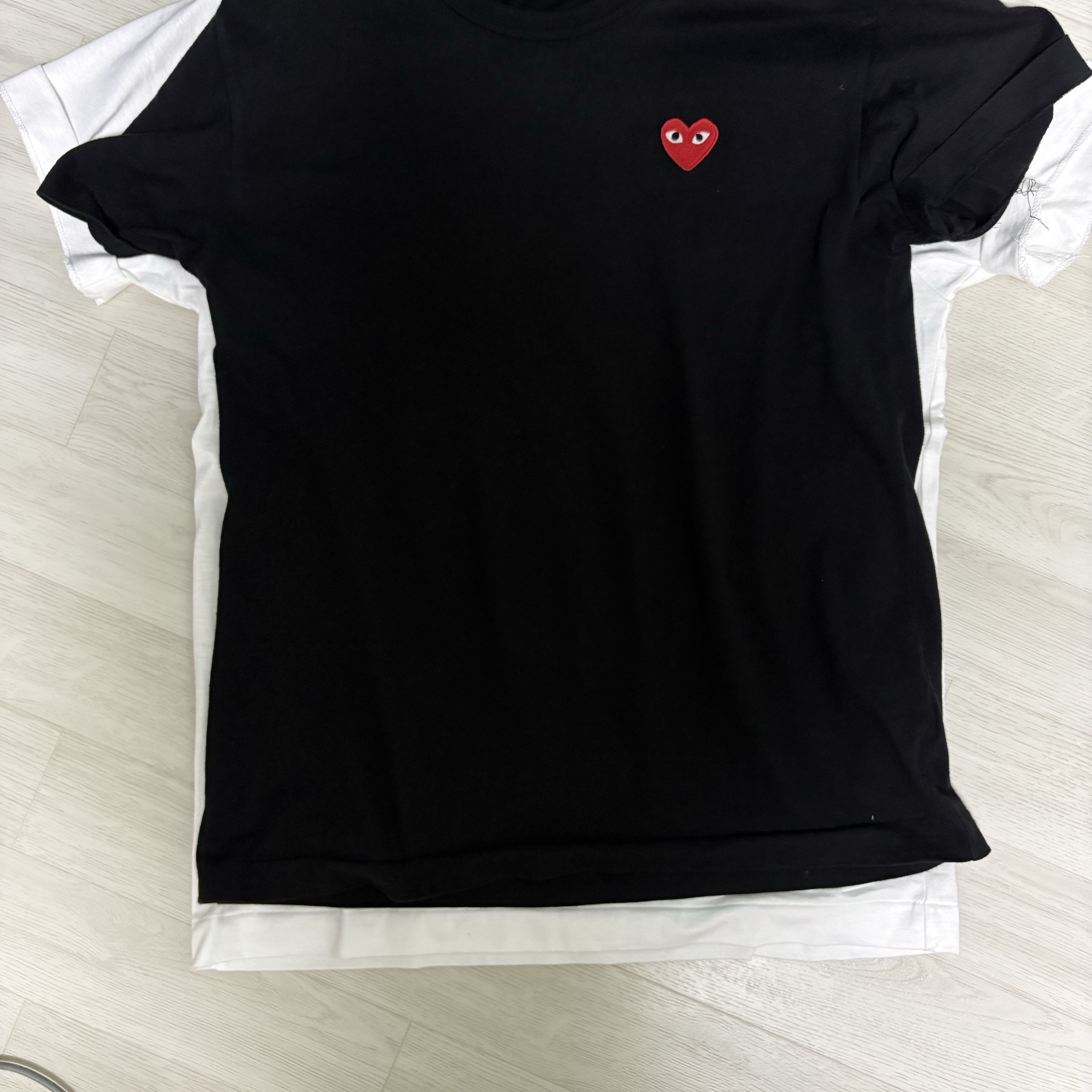 Play Comme des Garcons Black Heart T-Shirt White, Play Comme des Garcons Red Heart T-Shirt Black 착용 스타일