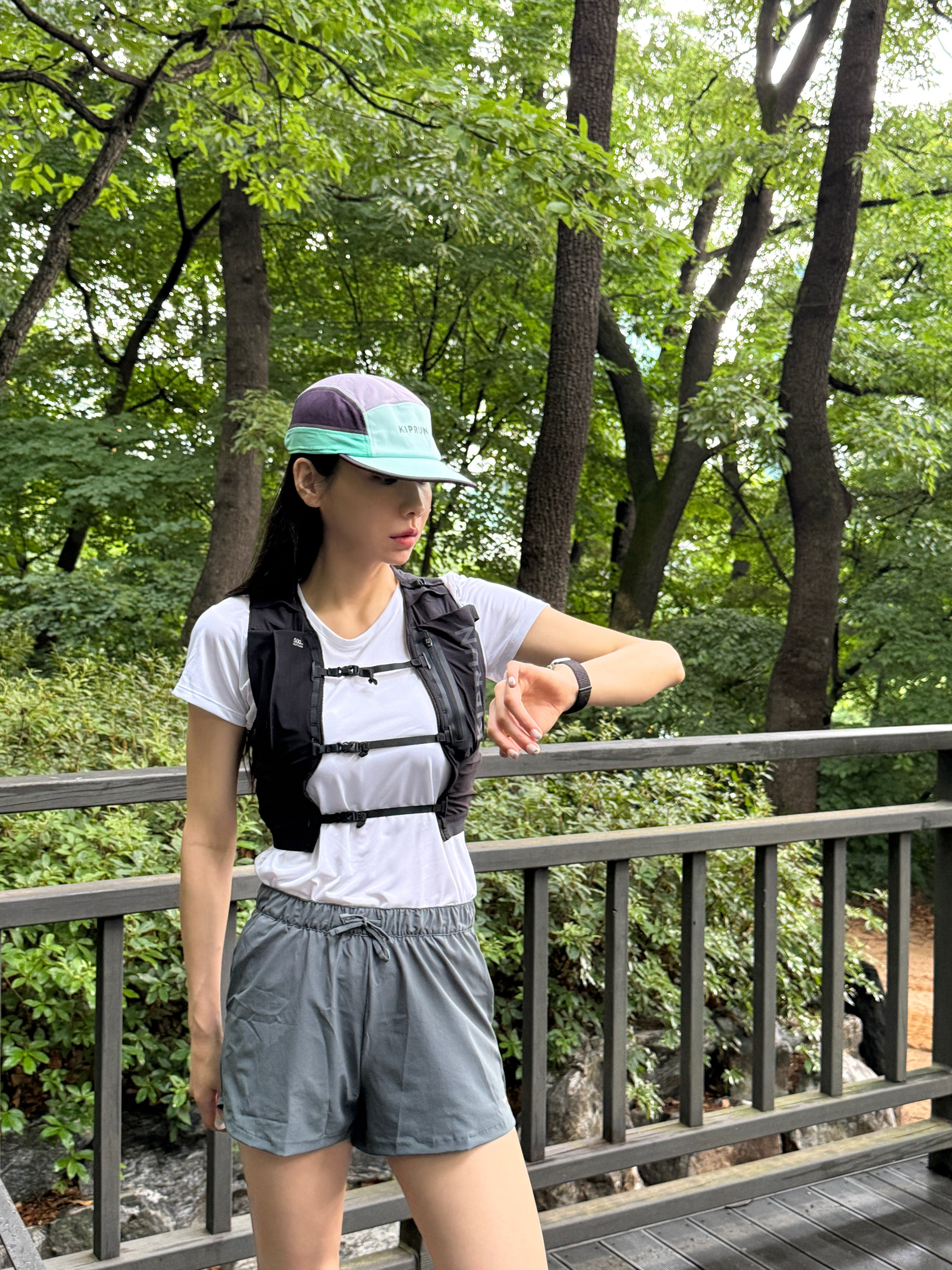 DECATHLON Lightweight Trail Running Vest 5L Graphite Grey, DECATHLON Running 5-Panel Cap Pale Mint Green 착용 스타일 - 2
