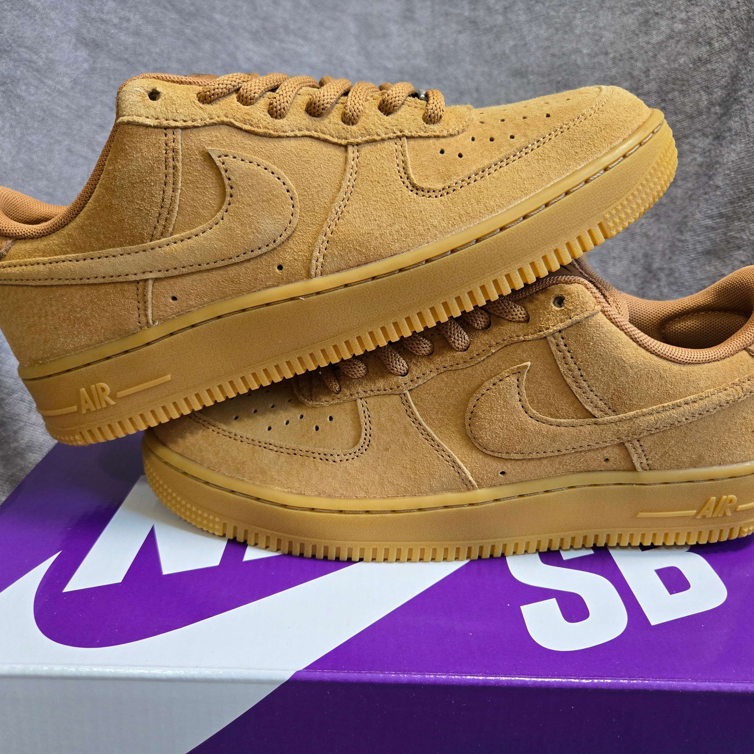 Nike SB Air Force 1 Low Flax and Black, Nike x Supreme Air Force 1 Low White 착용 스타일 - 1
