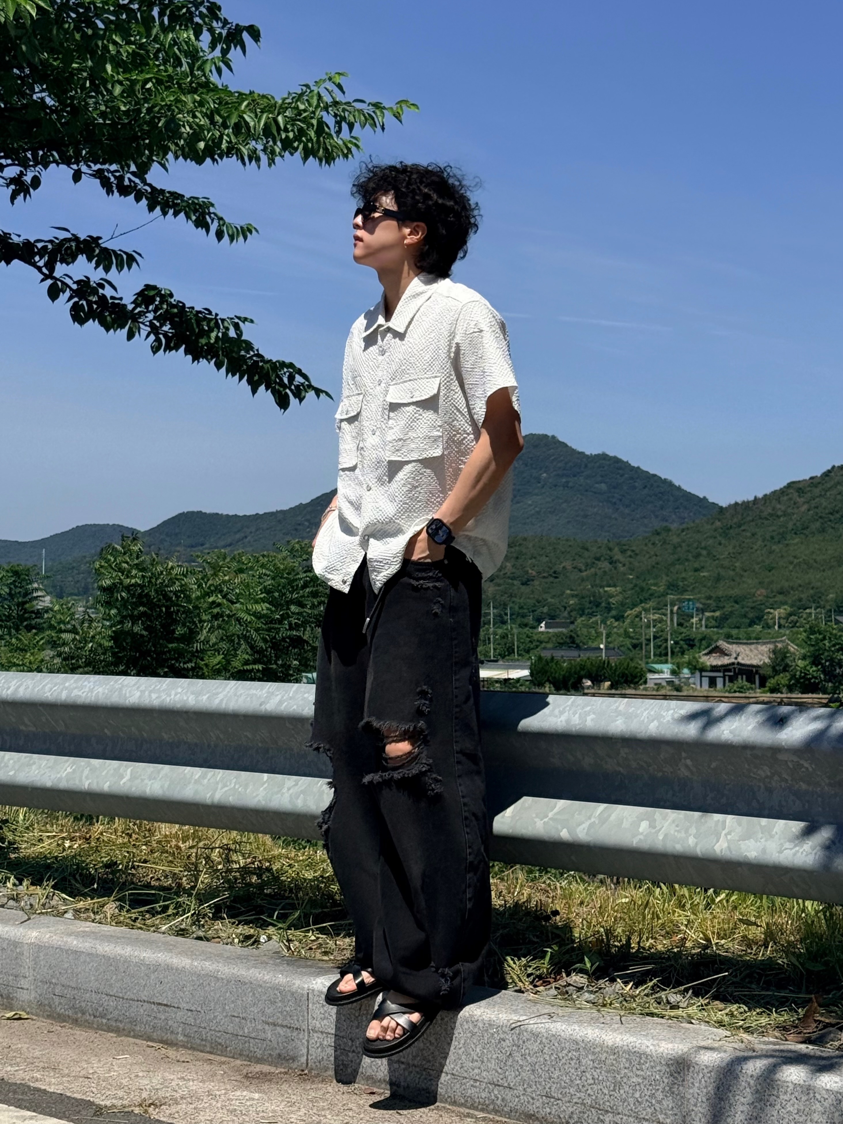 (W) Celine Triomphe 01 Sunglasses in Acetate Black 착용 스타일 - 4