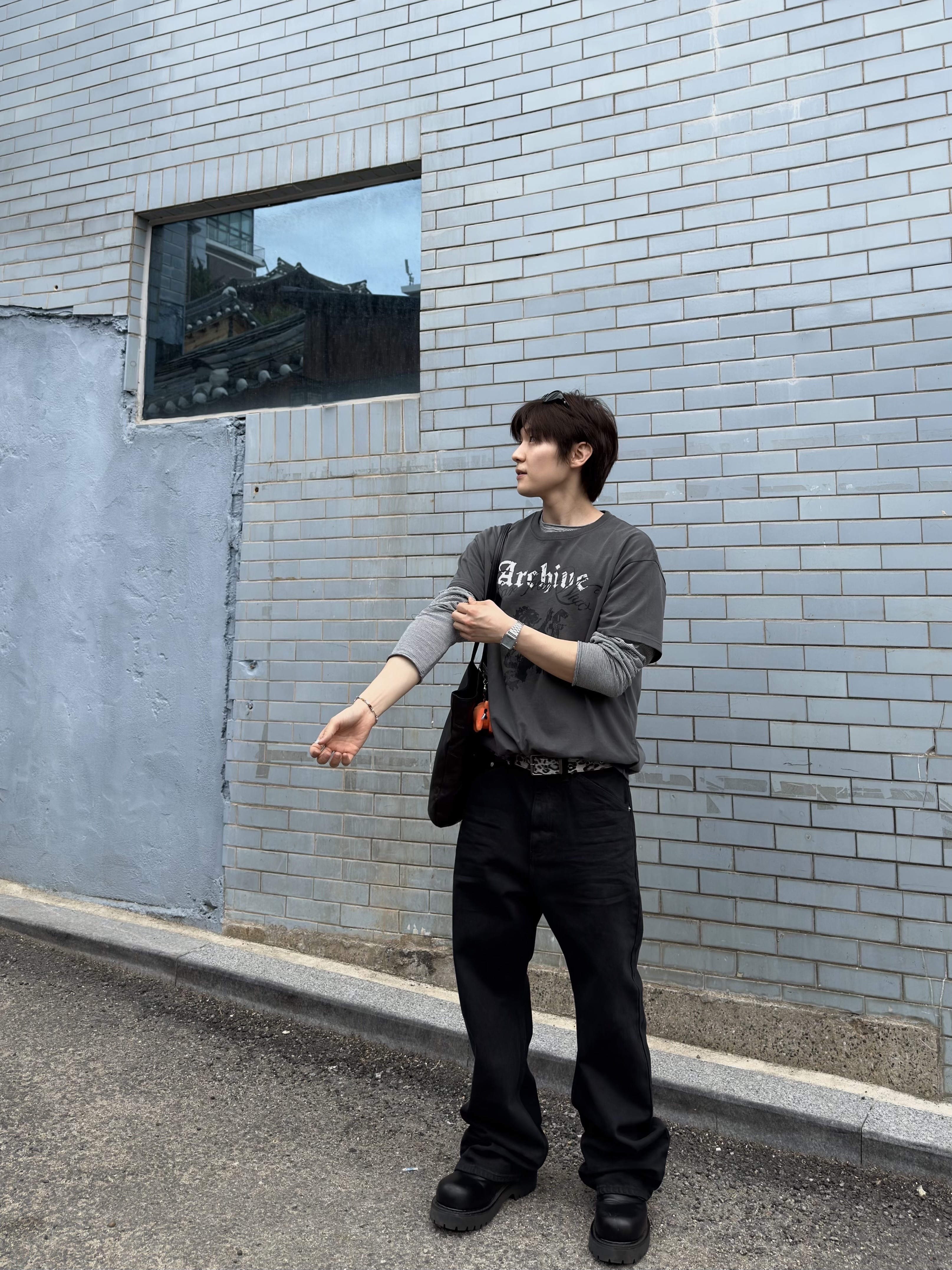 Farfromwhat Far Wrinkled Washed Pants_Black, Farfromwhat Archive Gothic Logo T-Shirt 착용 스타일 - 5