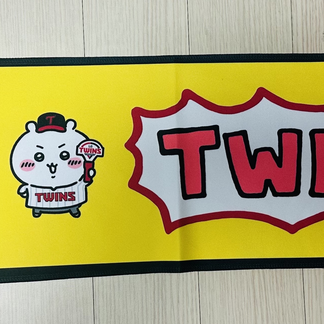 LG Twins x Chiikawa Character Cheering Towel Yellow 착용 스타일