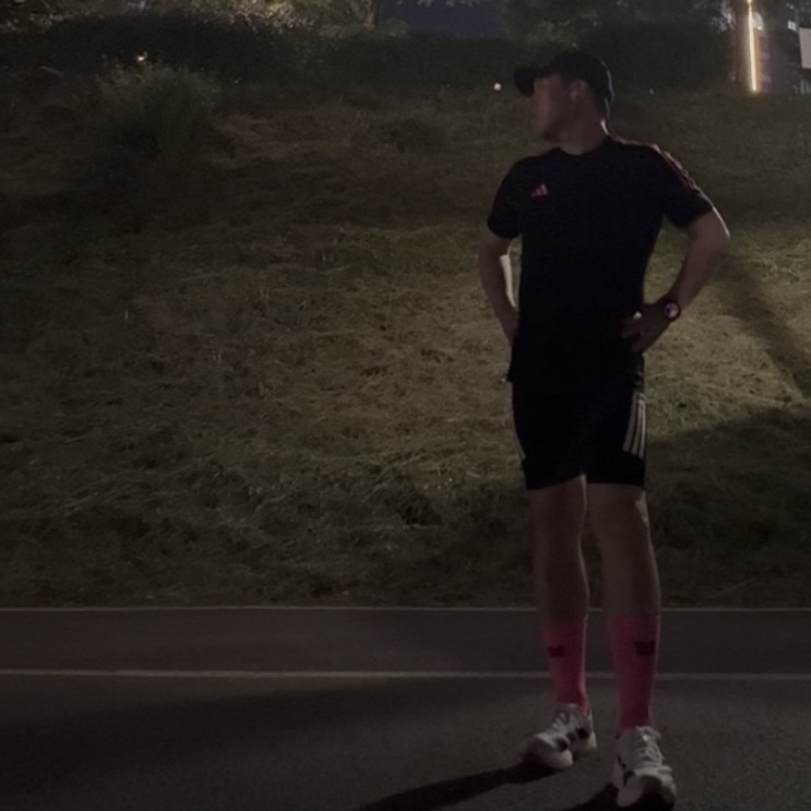 THE ATHER SANCTUARY Sanctum Logo Nylon Socks Pink 착용 스타일