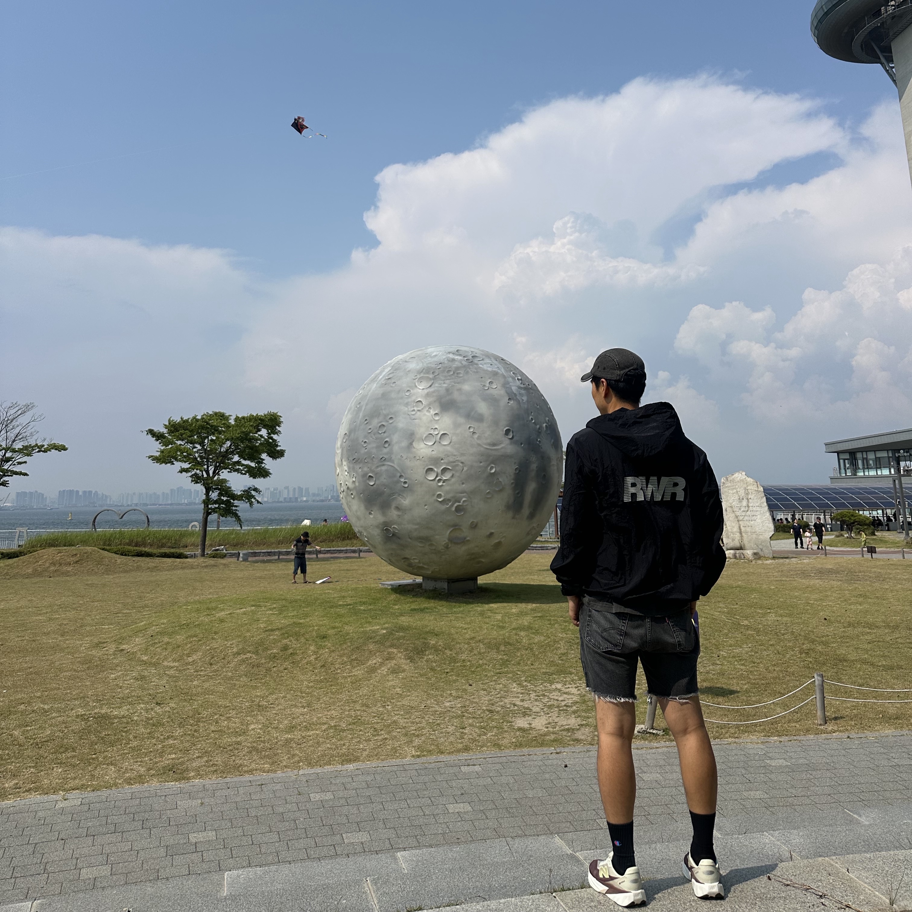 [KREAM 단독] runwhither Windbreaker Jacket V2 Black 착용 스타일 - 1