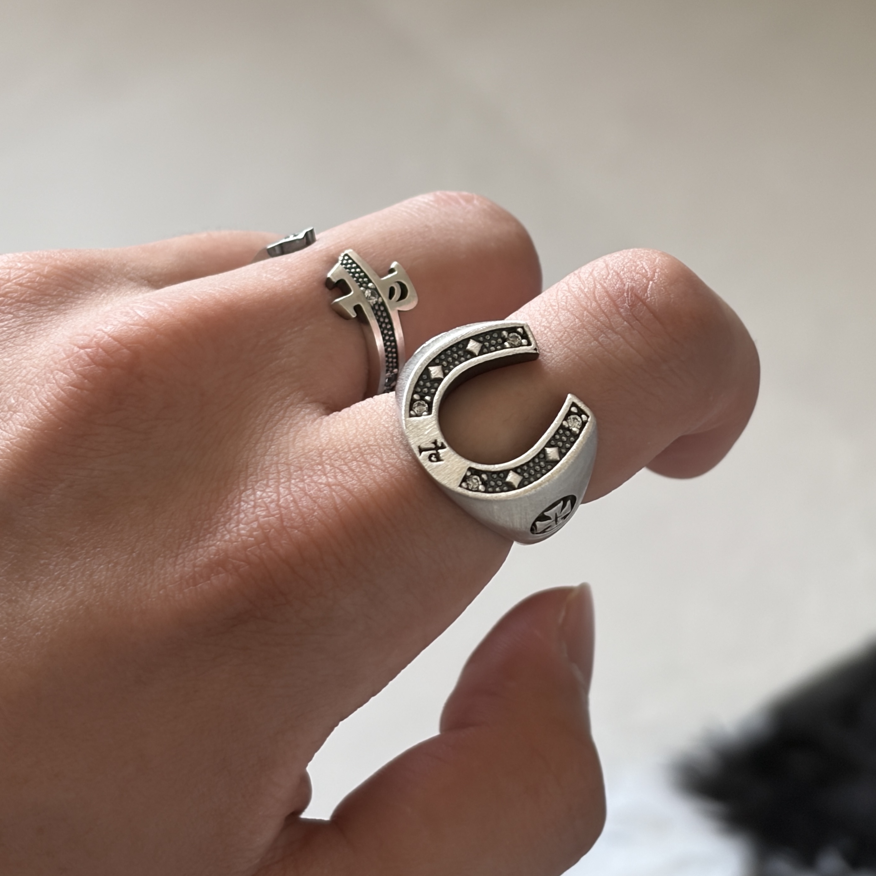 [프리오더] Polyteru 925 Silver Ring 007 Horse Shoe, [프리오더] Polyteru 925 Silver Ring 001 Symbol P 착용 스타일 - 1
