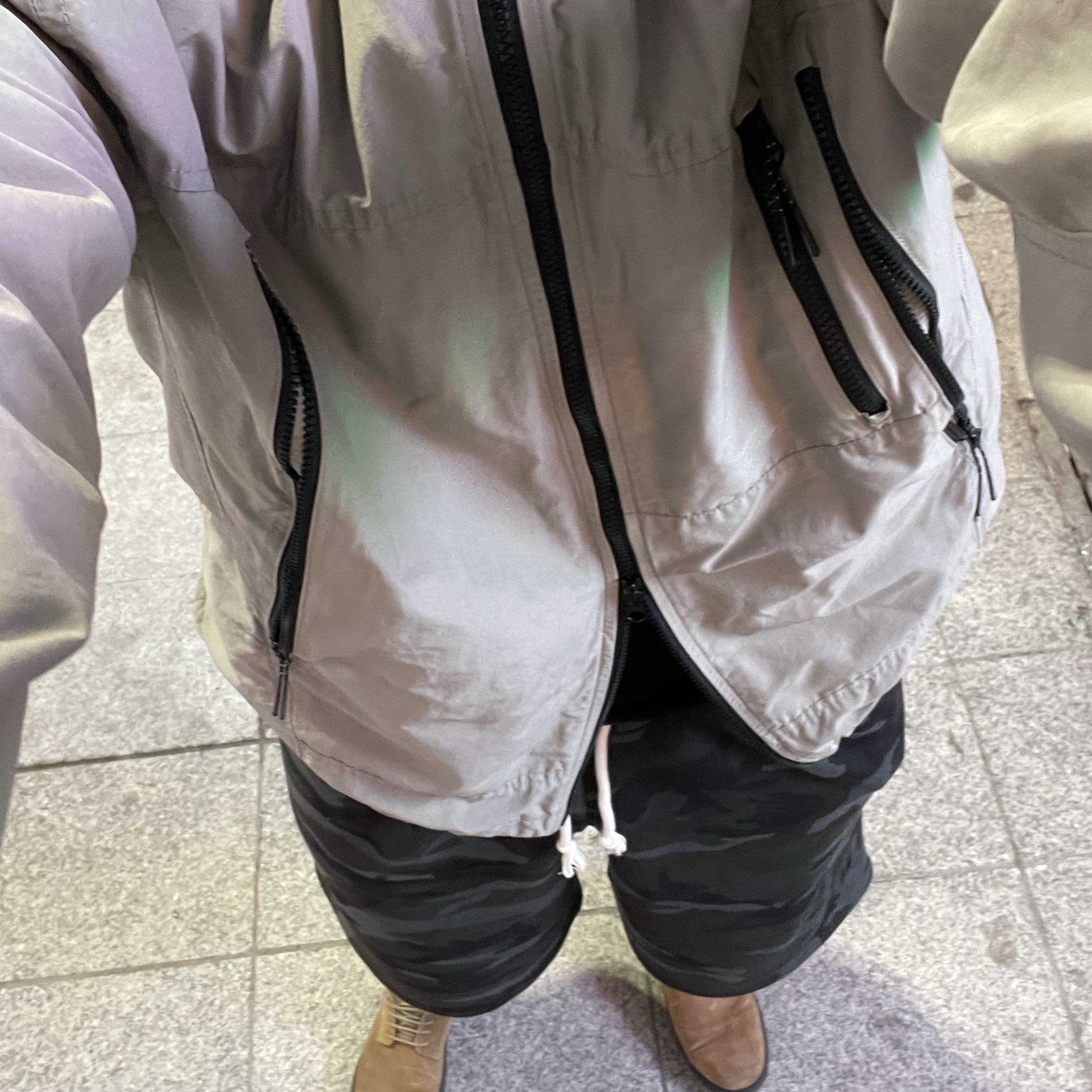 Gildan X American Collection PENN STATION T-Shirt White, AMOU Camo One Tuck Bermuda Pants Charcoal 착용 스타일 - 2