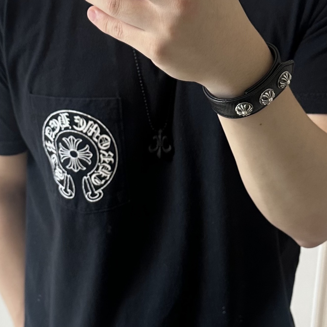 Chrome Hearts Silichrome BS Fleur Pendant Black, Hansroom Chrome Hearts Cross Ball 3 Btn 2 Snap Leather Bracelet 착용 스타일 - 2