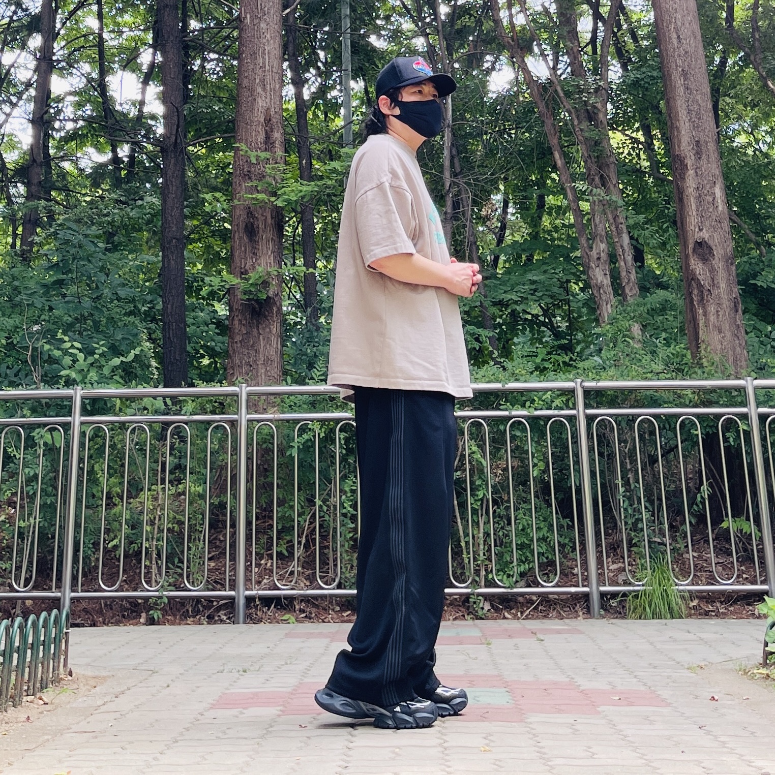 Needles x Studious H.D. Track Pant Cool Black, Adidas Vento XLG Deluxe Black Silver 착용 스타일 - 2