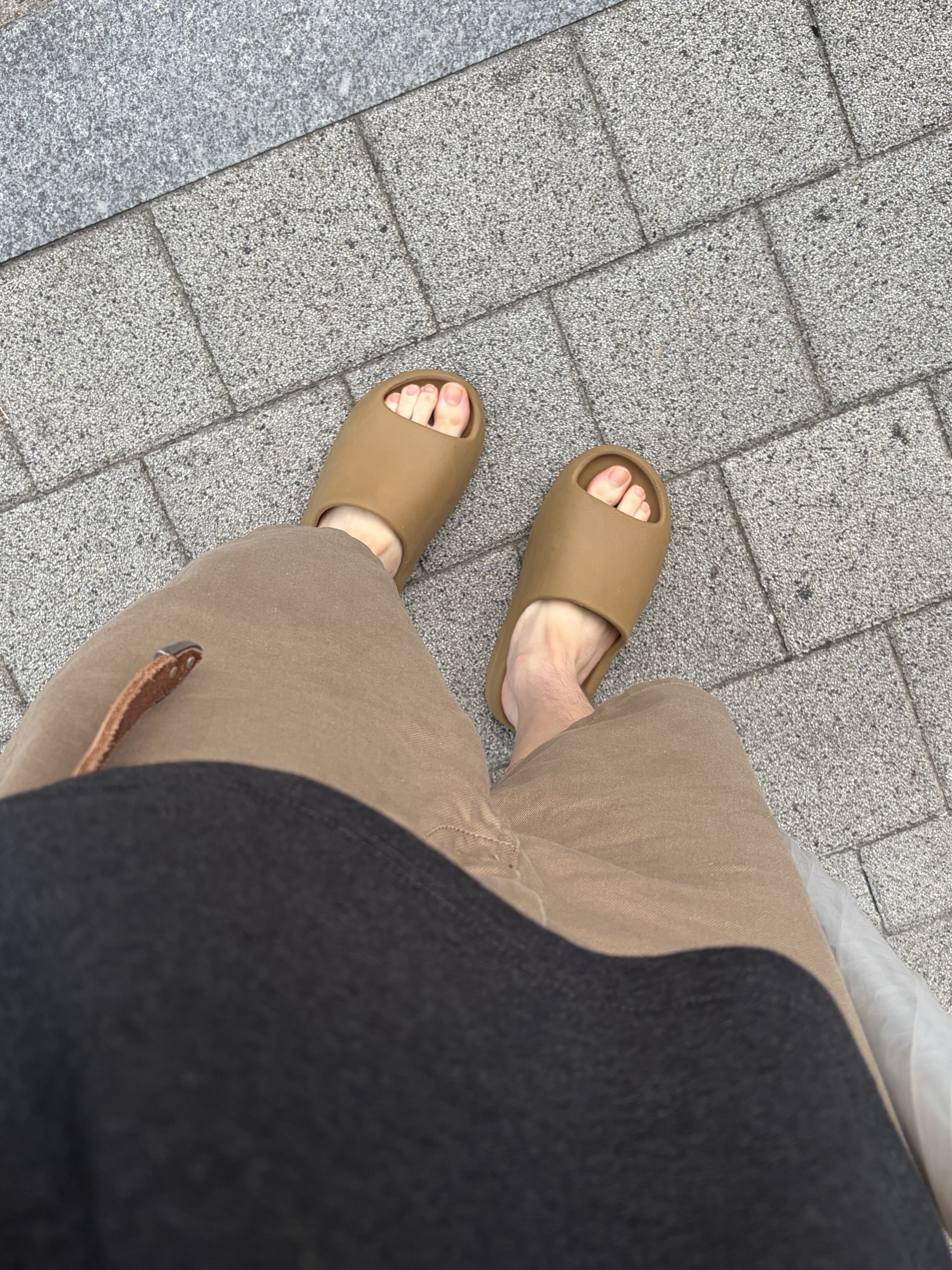 Adidas Yeezy Slide Ochre 착용 스타일 - 1