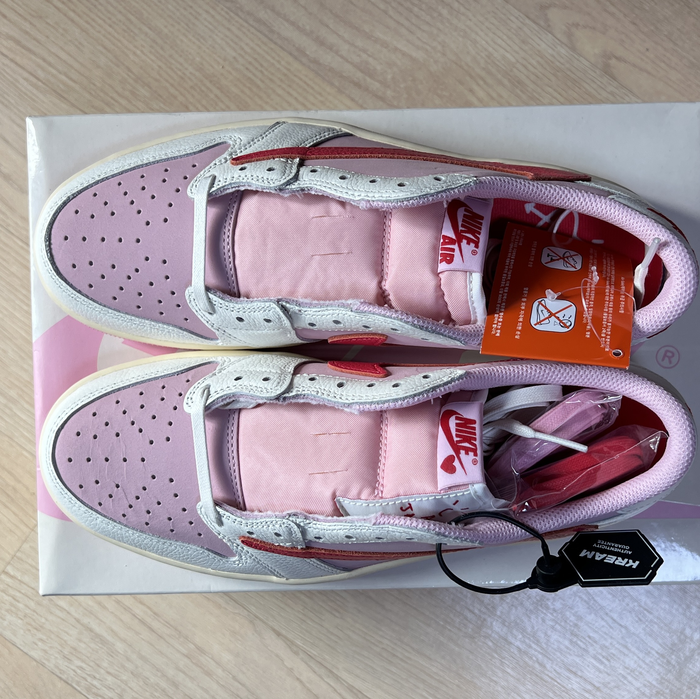 Jordan 1 x Travis Scott Retro Low OG SP Sail Tropical Pink 착용 스타일 - 2