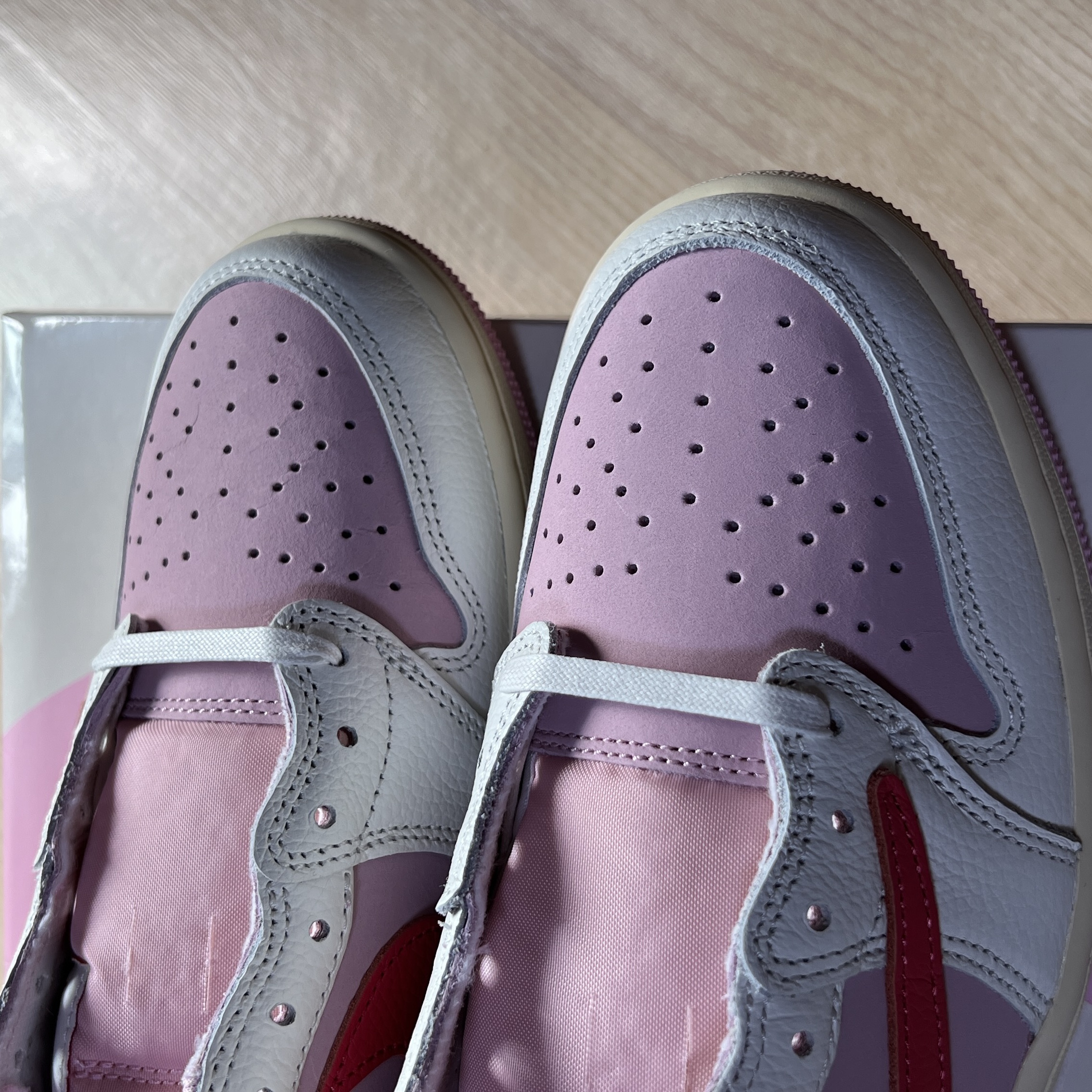 Jordan 1 x Travis Scott Retro Low OG SP Sail Tropical Pink 착용 스타일 - 3