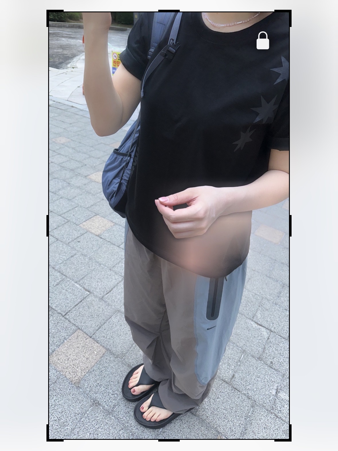 [10% 적립] OOFOS OOriginal + Black Unisex Flip-Flops, AMOU Motion Half T-Shirts Black 착용 스타일 - 4