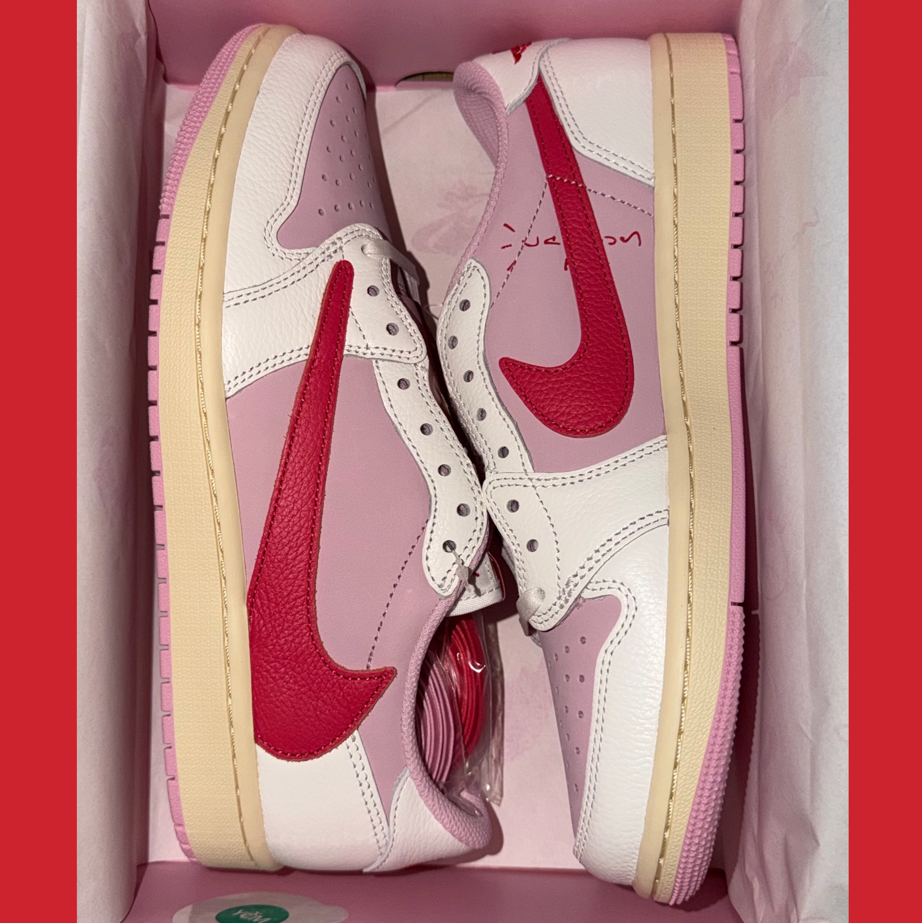 Jordan 1 x Travis Scott Retro Low OG SP Sail Tropical Pink 착용 스타일