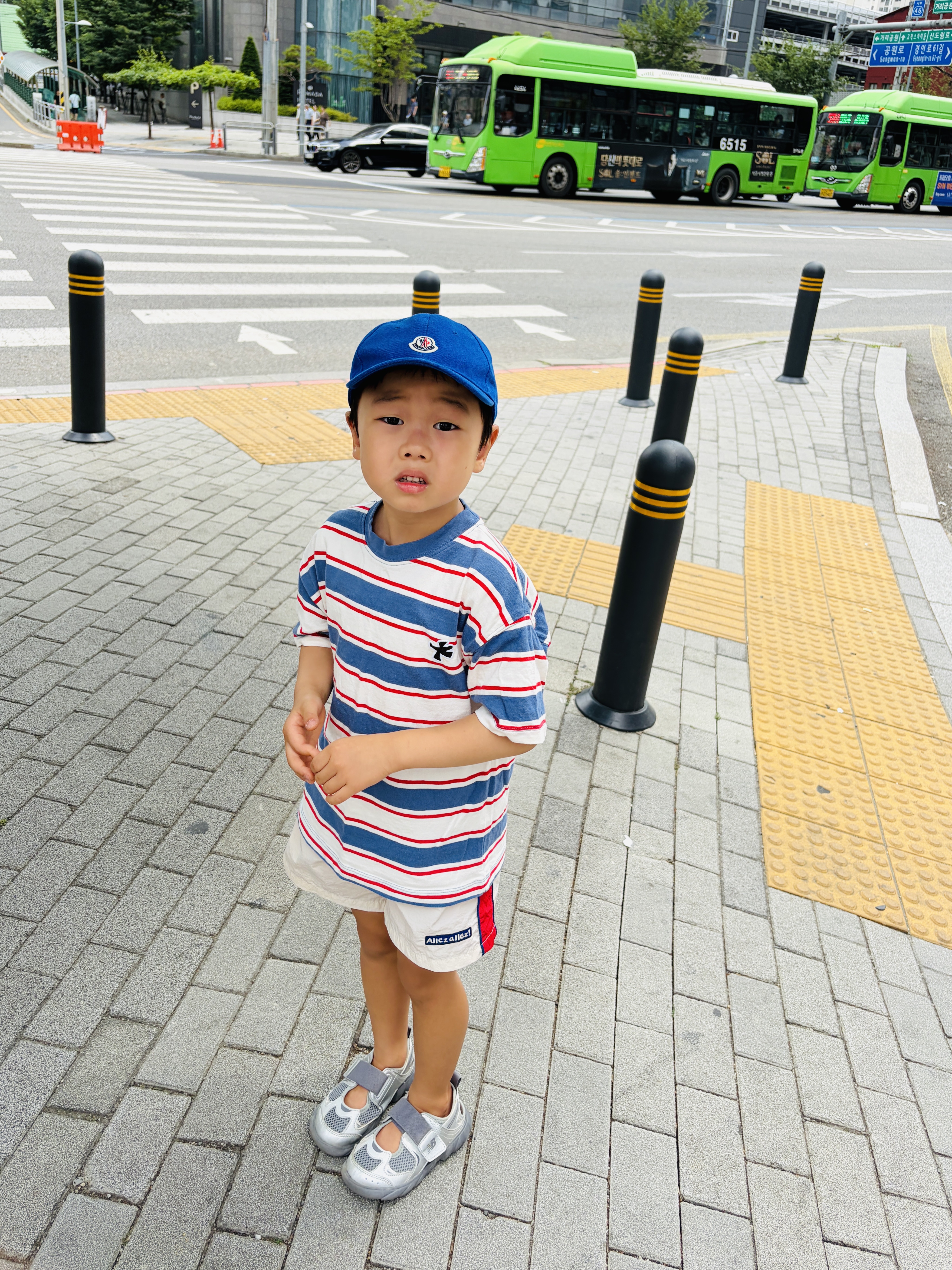 (Kids) New Balance Freedle 920 Sandal Charcoal 착용 스타일