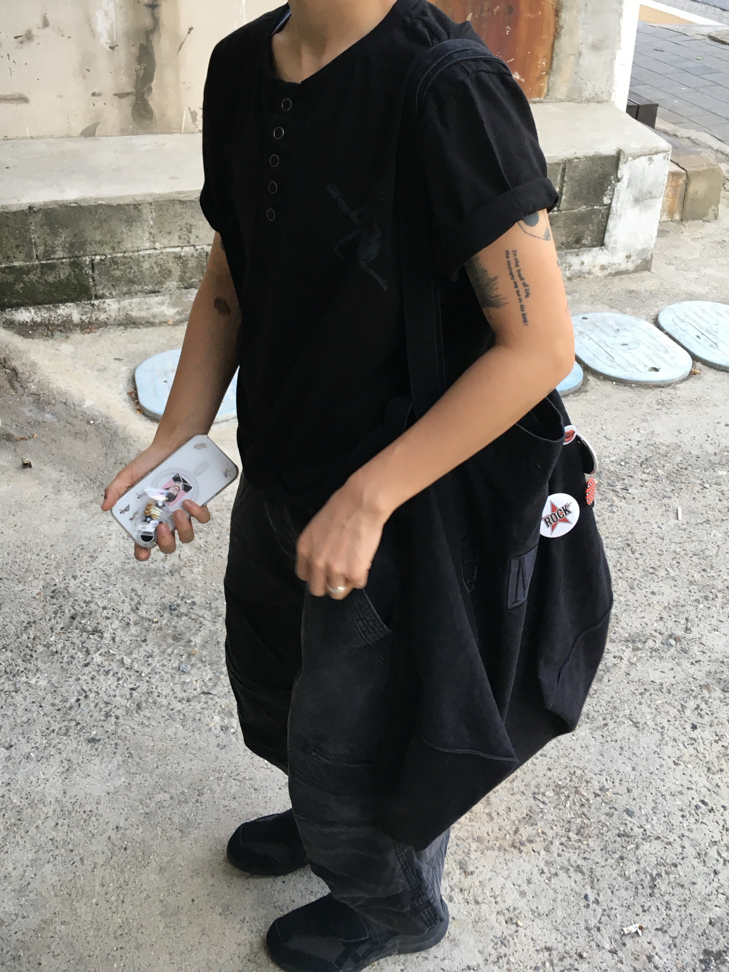 Suade Utility Cargo Shorts Black, Asics x Billy's Life Walker Heritage Black 착용 스타일 - 4