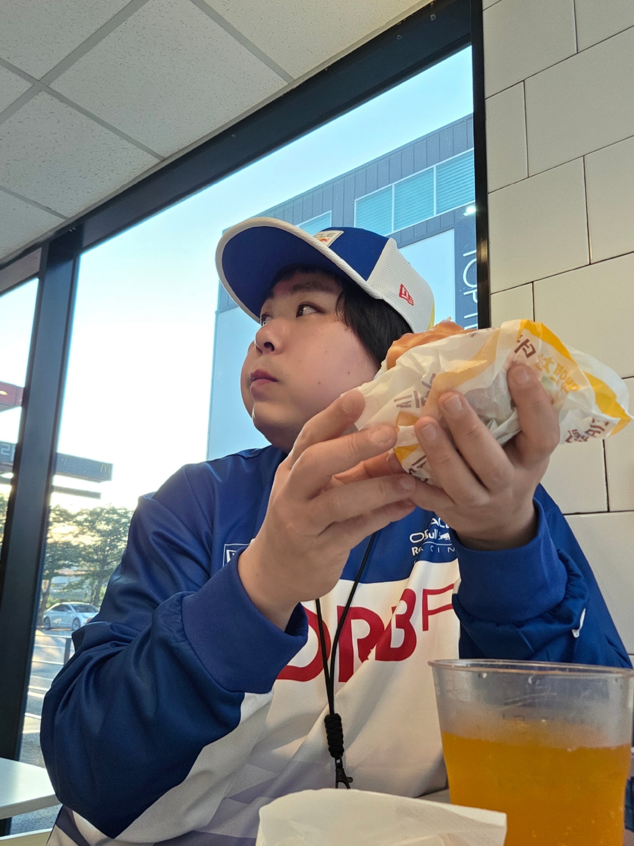 New Era x Oracle Red Bull Racing Size Cap Bright Royal, New Era x Oracle Red Bull Racing Long Sleeve T-Shirt Blue 착용 스타일 - 2