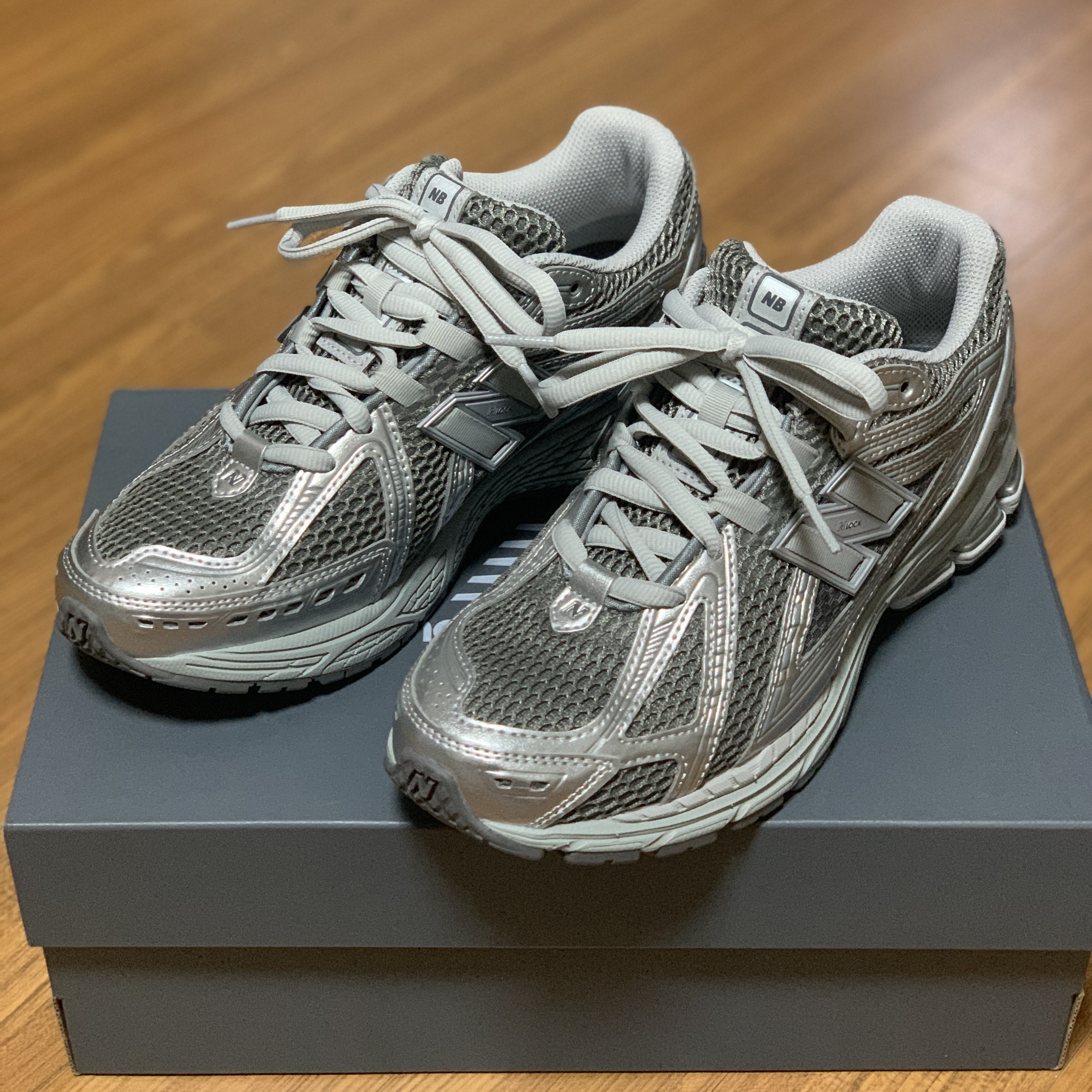 New Balance 1906R Harbor Grey Silver Metalic 착용 스타일 - 1