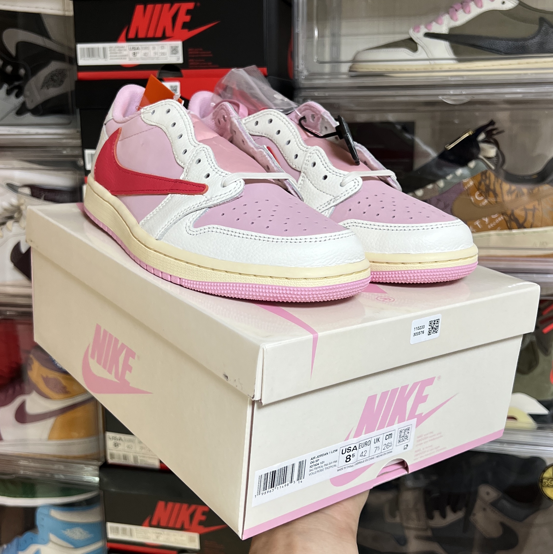 Jordan 1 x Travis Scott Retro Low OG SP Sail Tropical Pink 착용 스타일 - 1