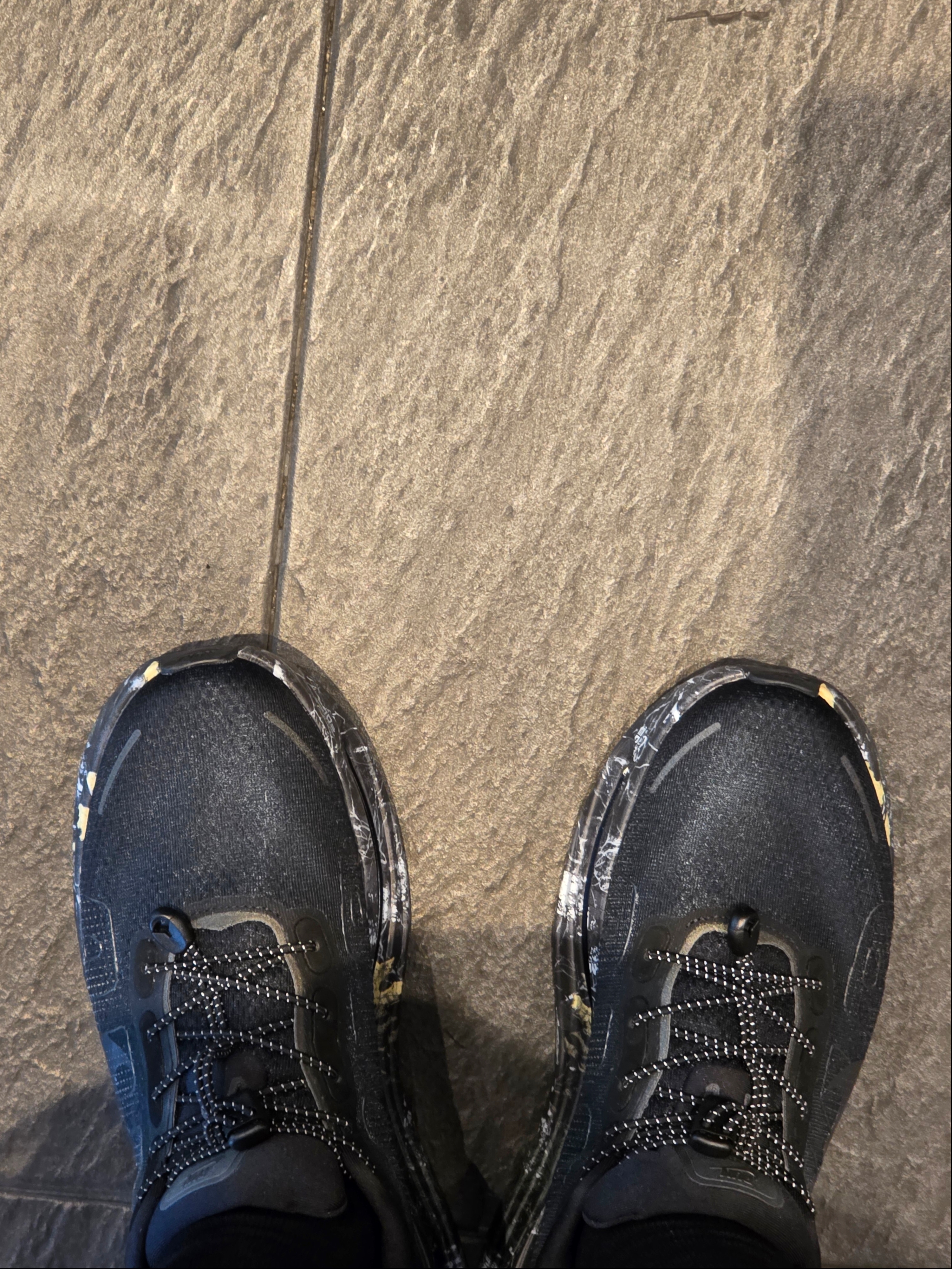 Nike Vomero Premium Black Dark Smoke Grey 착용 스타일 - 2