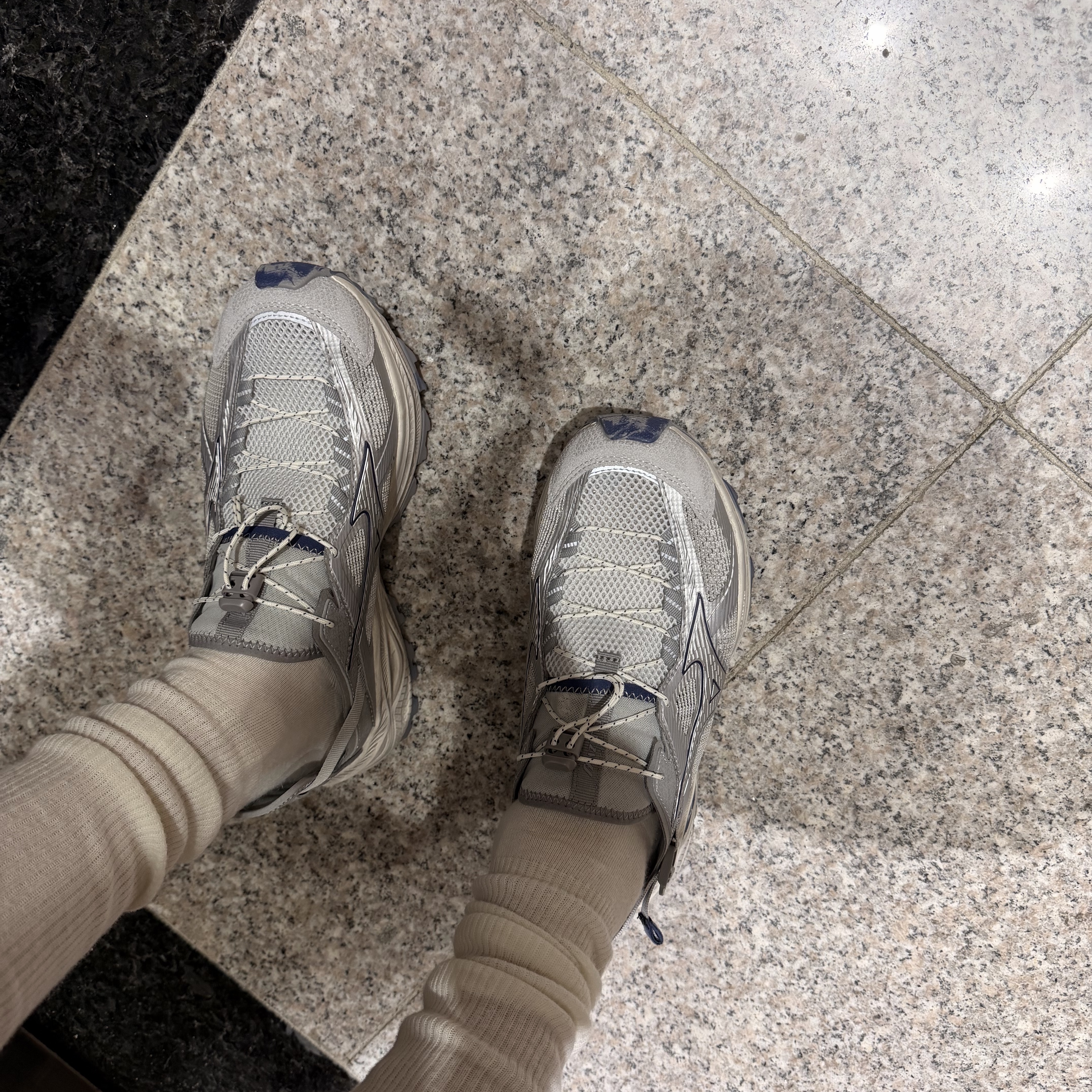 Mizuno Racer Trail SE V2 Silver Grey 착용 스타일 - 2