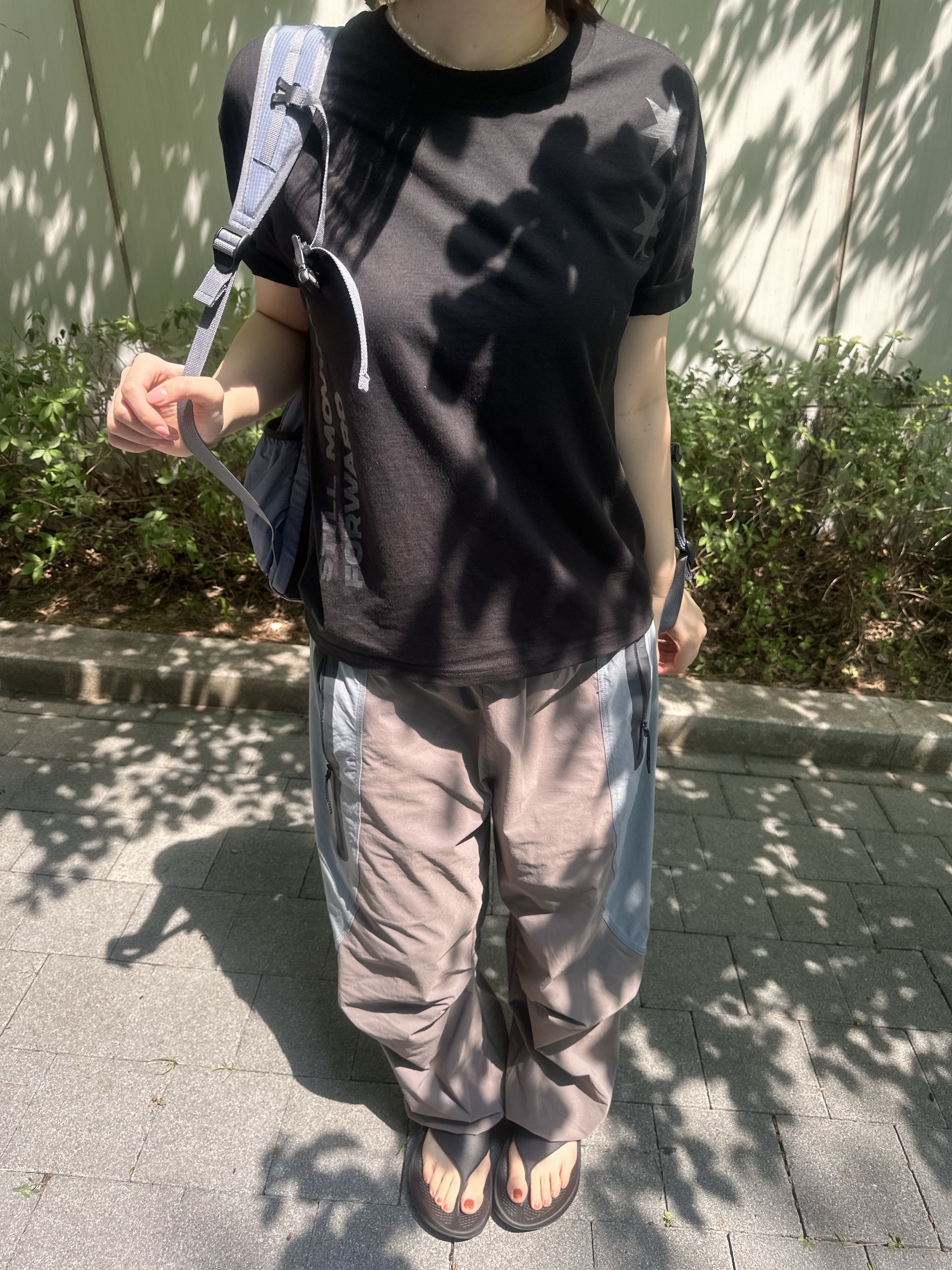 [10% 적립] OOFOS OOriginal + Black Unisex Flip-Flops, AMOU Motion Half T-Shirts Black 착용 스타일 - 1