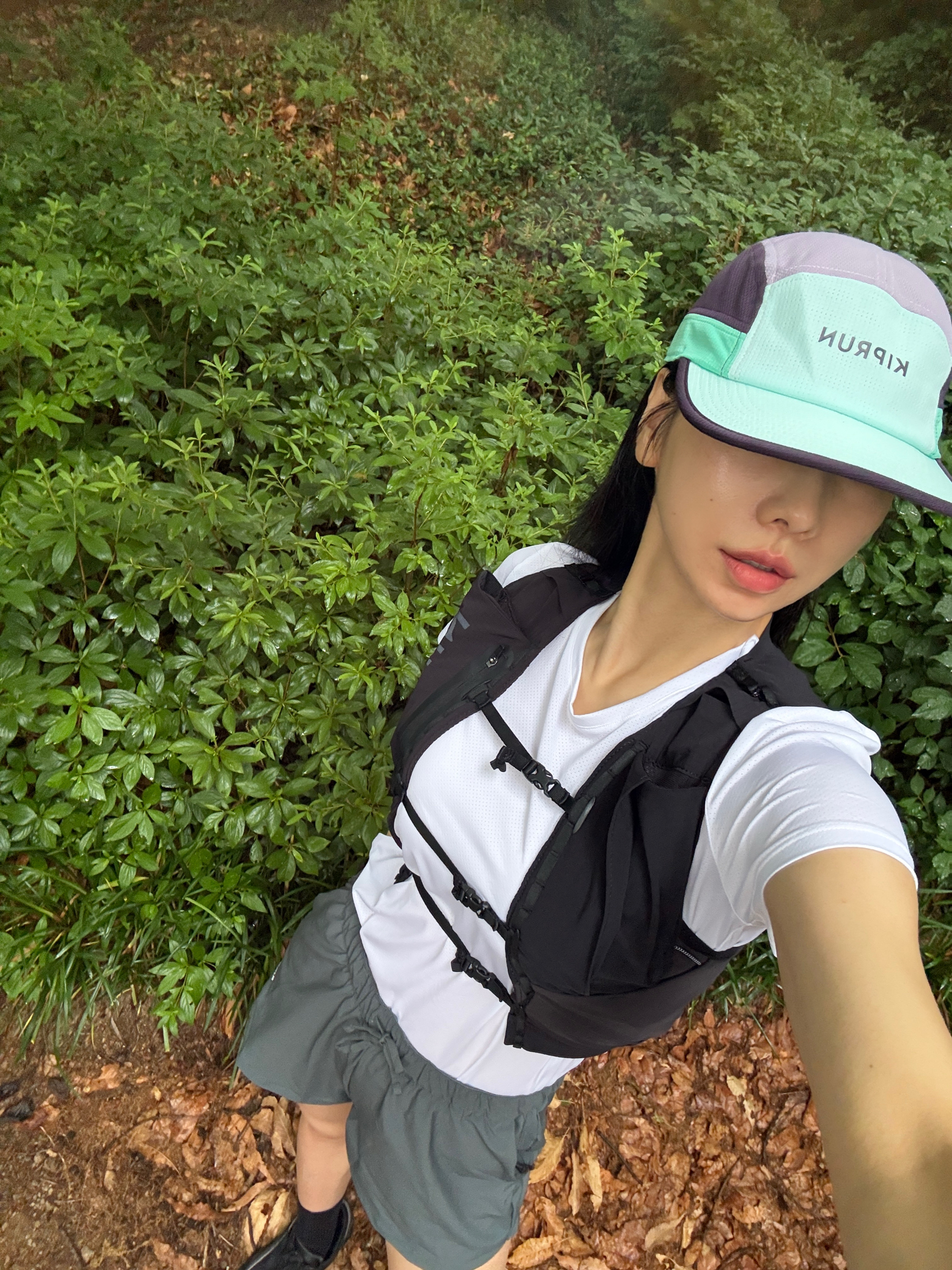 DECATHLON Lightweight Trail Running Vest 5L Graphite Grey, DECATHLON Running 5-Panel Cap Pale Mint Green 착용 스타일 - 3