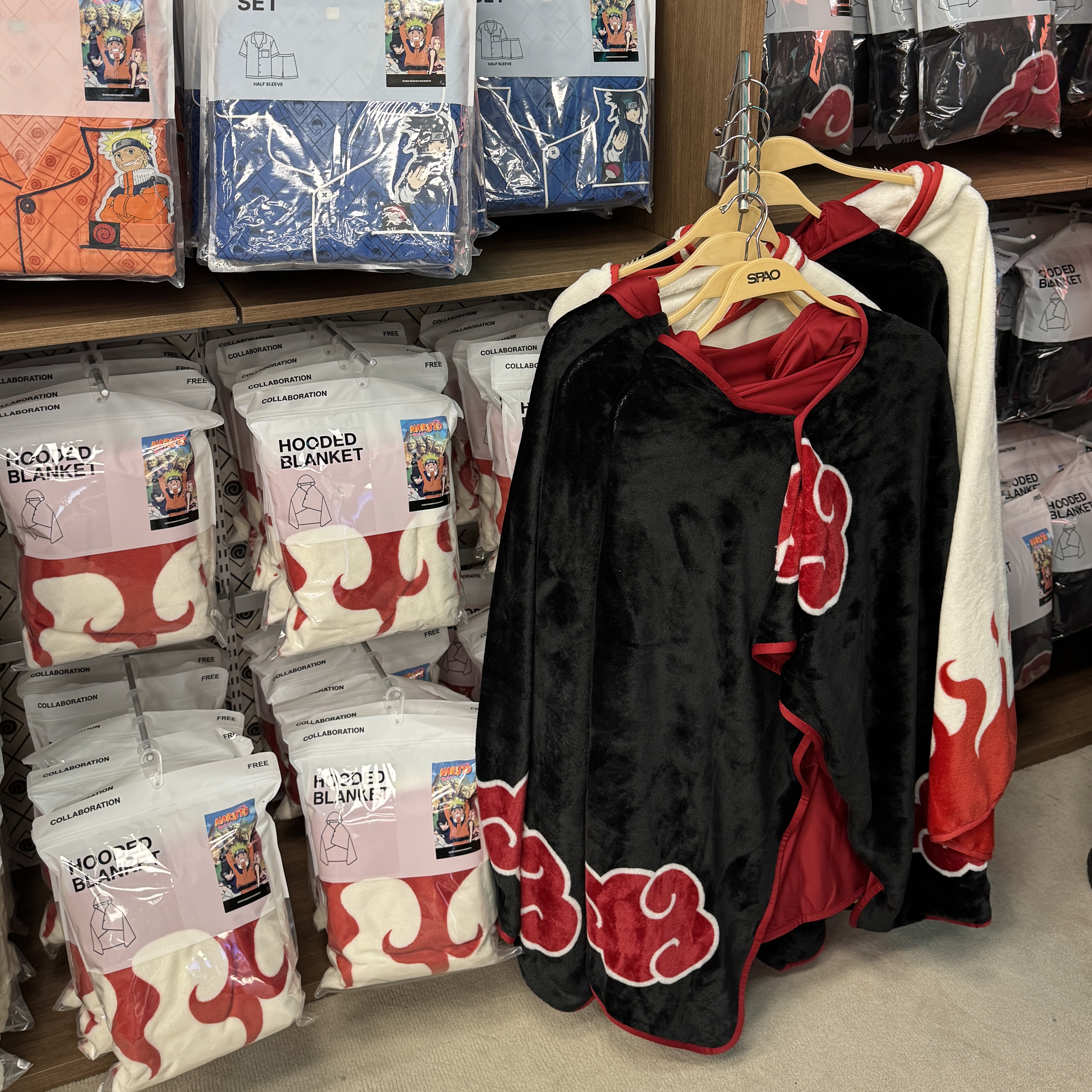 Spao x Naruto Hooded Blanket Black, Spao x Naruto Hooded Blanket White 착용 스타일