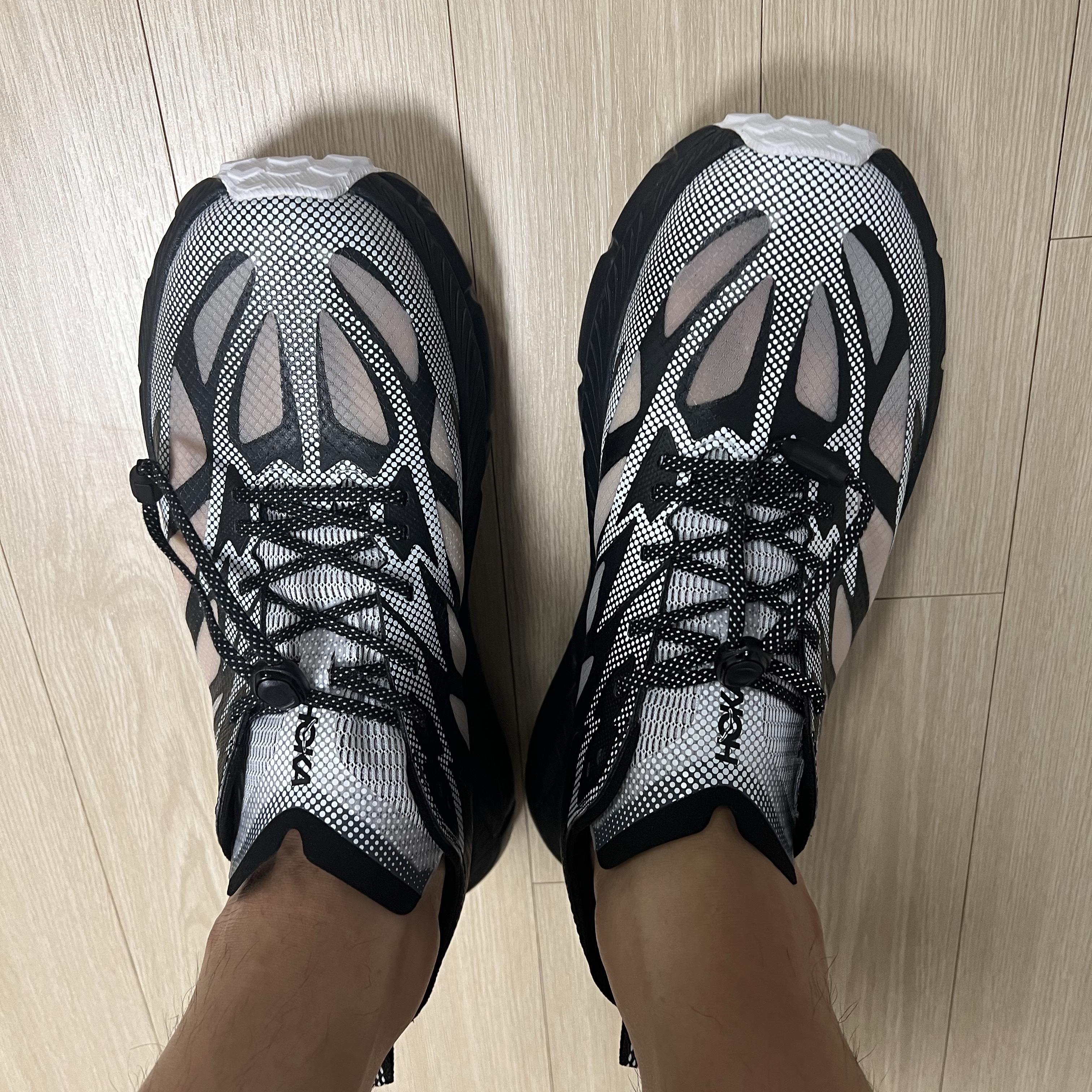 Hoka Mafate Speed 4 Lite TS Black White 착용 스타일 - 2