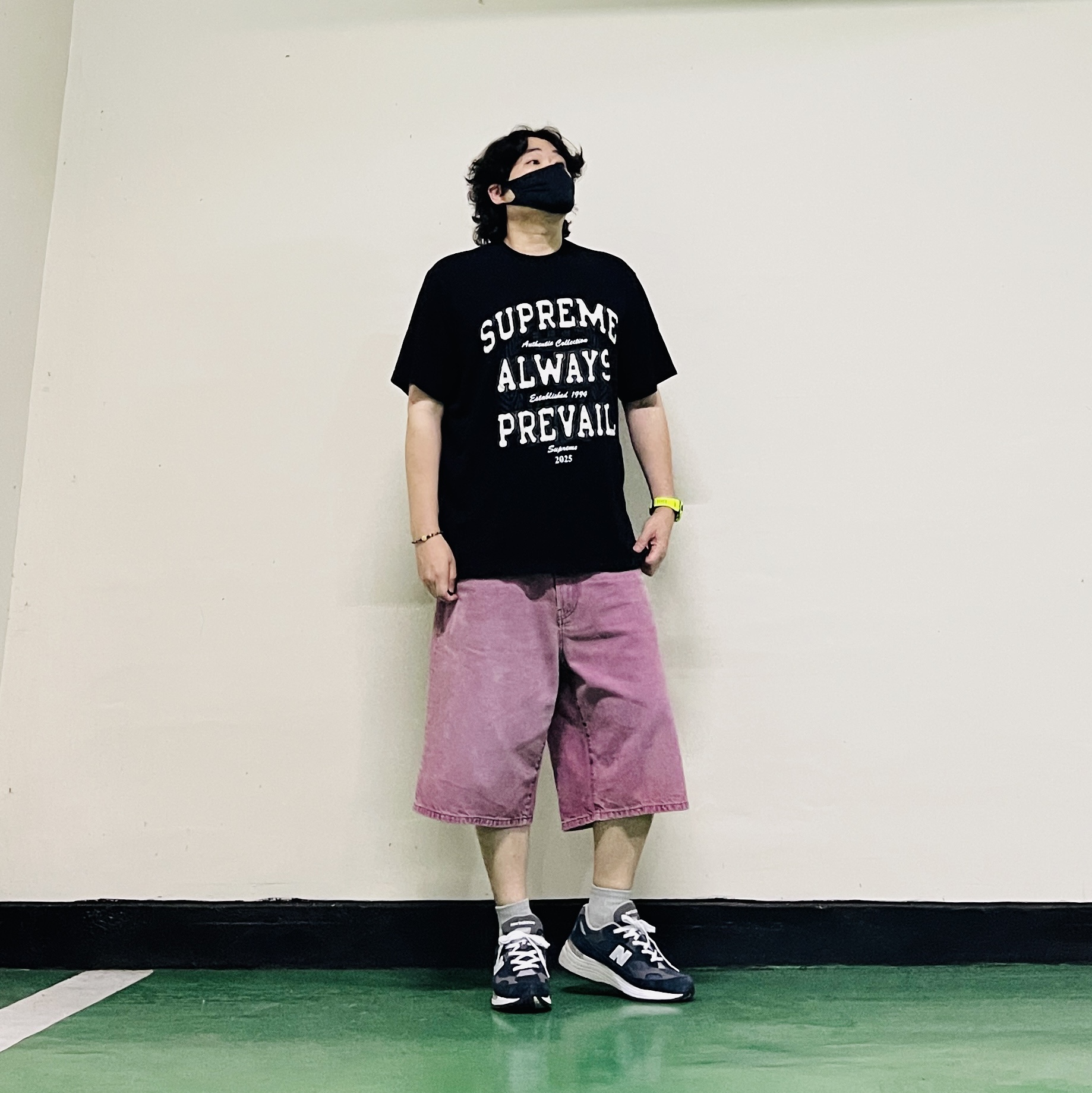 Supreme Always Prevail S/S Top Black - 25FW, Supreme Baggy Denim Short Overdyed Purple - 26SS 착용 스타일 - 1