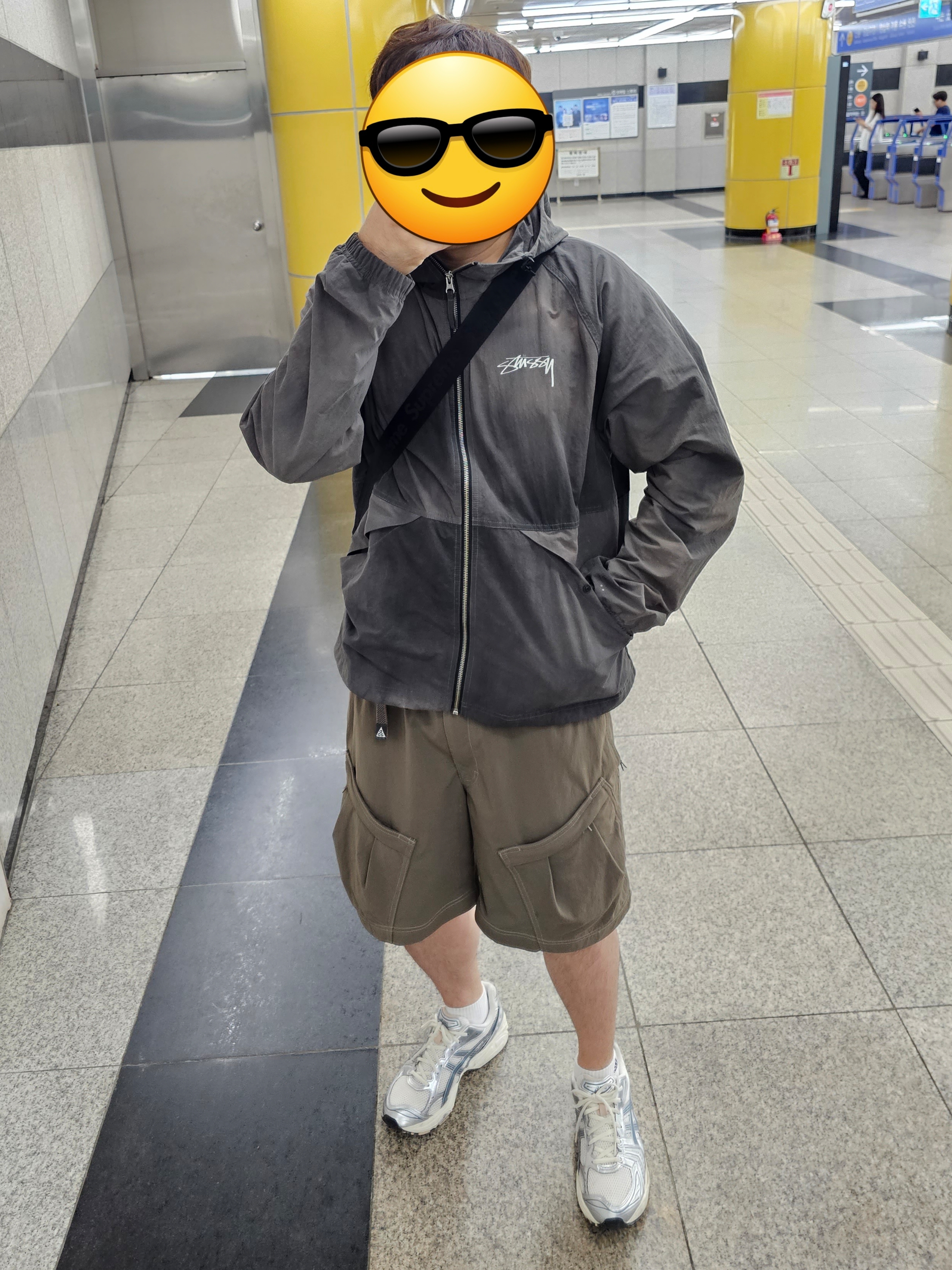 Stussy Wave Dye Beach Shell Jacket Black, Nike ACG Smith Summit Cargo Pants Ironstone - US/EU 착용 스타일
