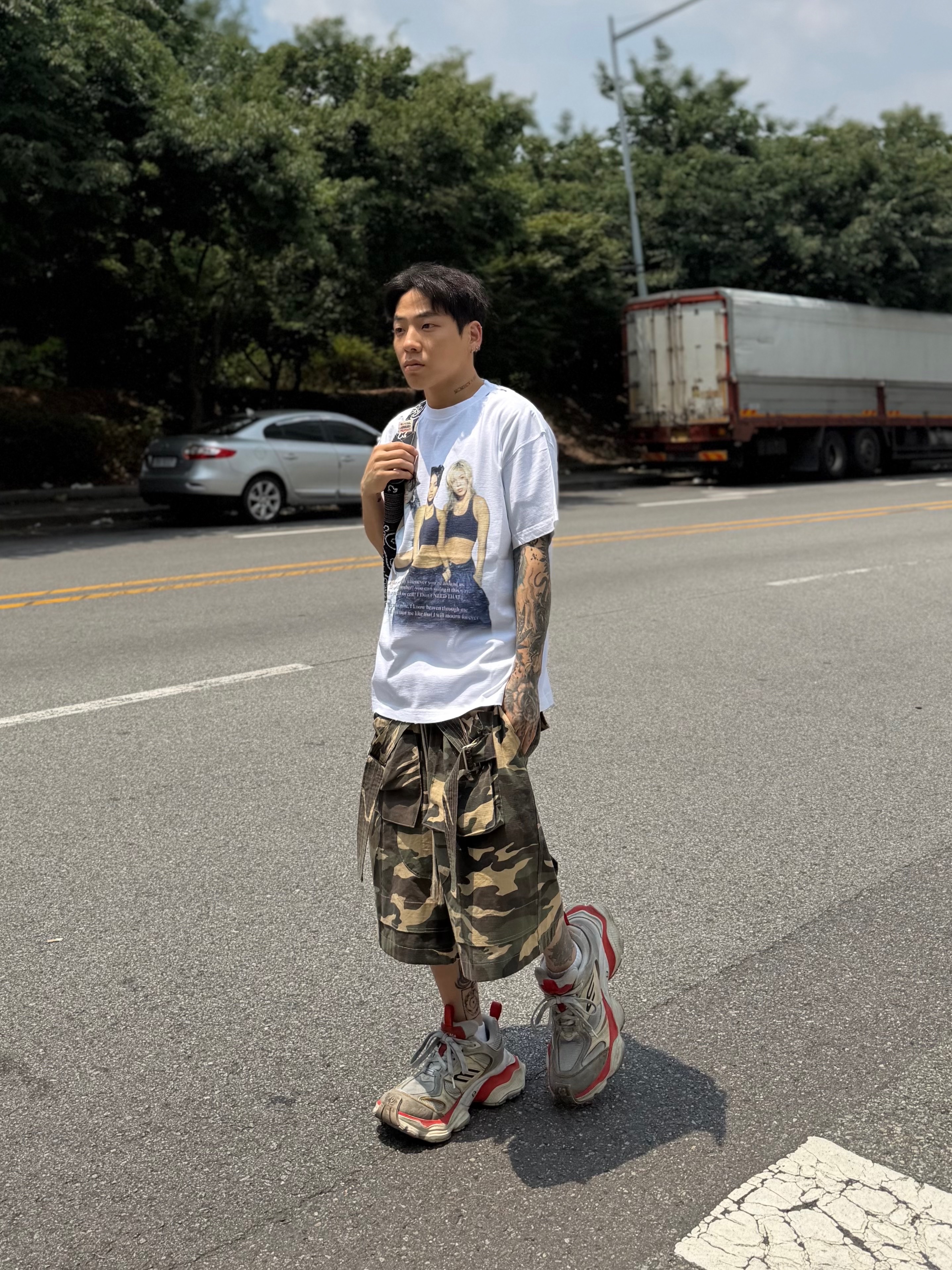 Balenciaga Cargo Sneakers Beige Grey Red 착용 스타일 - 4