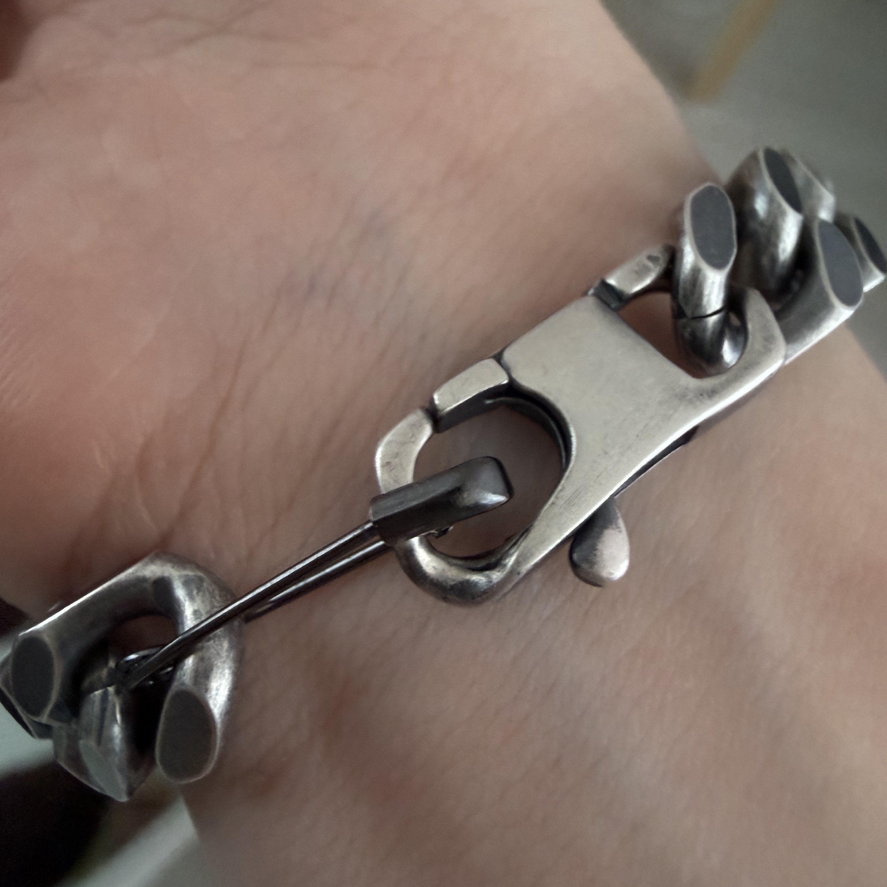 (W) MM6 Maison Margiela Classic Chain Bracelet Grey 착용 스타일 - 3