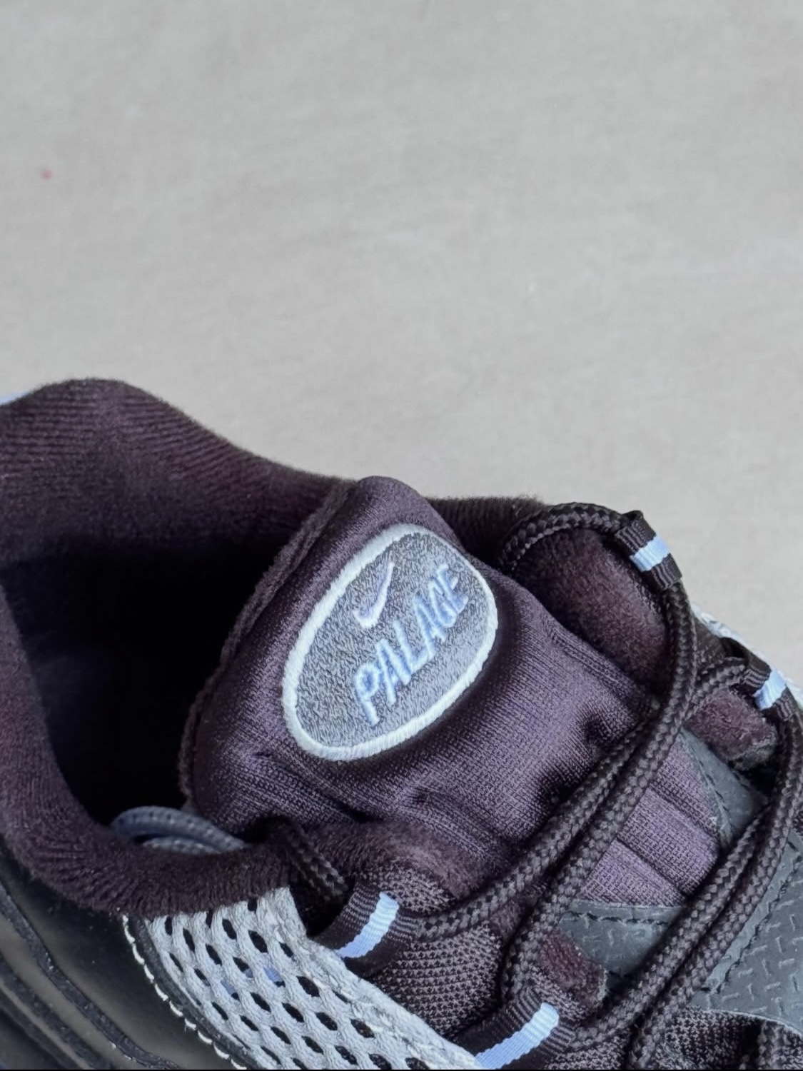 Nike x Palace Air Max 95 Metallic Silver Aluminum 착용 스타일 - 2