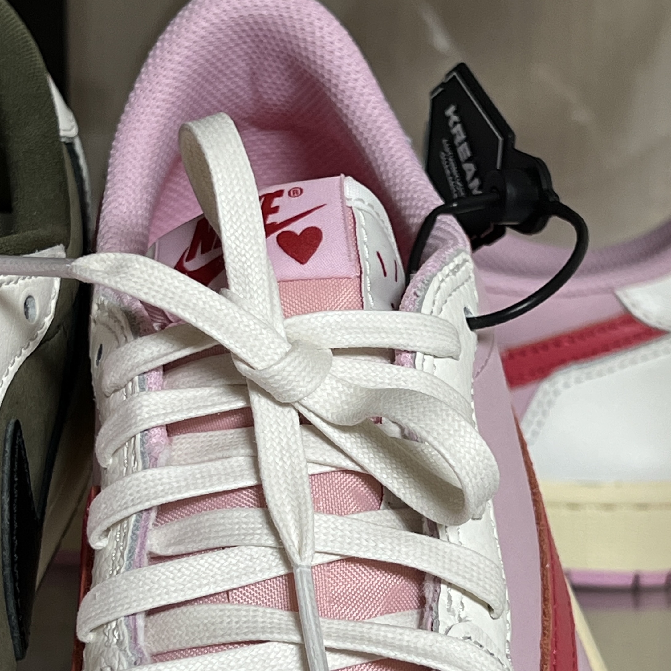 Jordan 1 x Travis Scott Retro Low OG SP Sail Tropical Pink, Jordan 1 x Travis Scott Retro Low OG SP Reverse Olive 착용 스타일 - 3