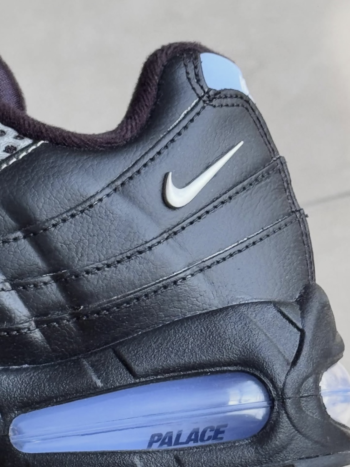 Nike x Palace Air Max 95 Metallic Silver Aluminum 착용 스타일 - 3