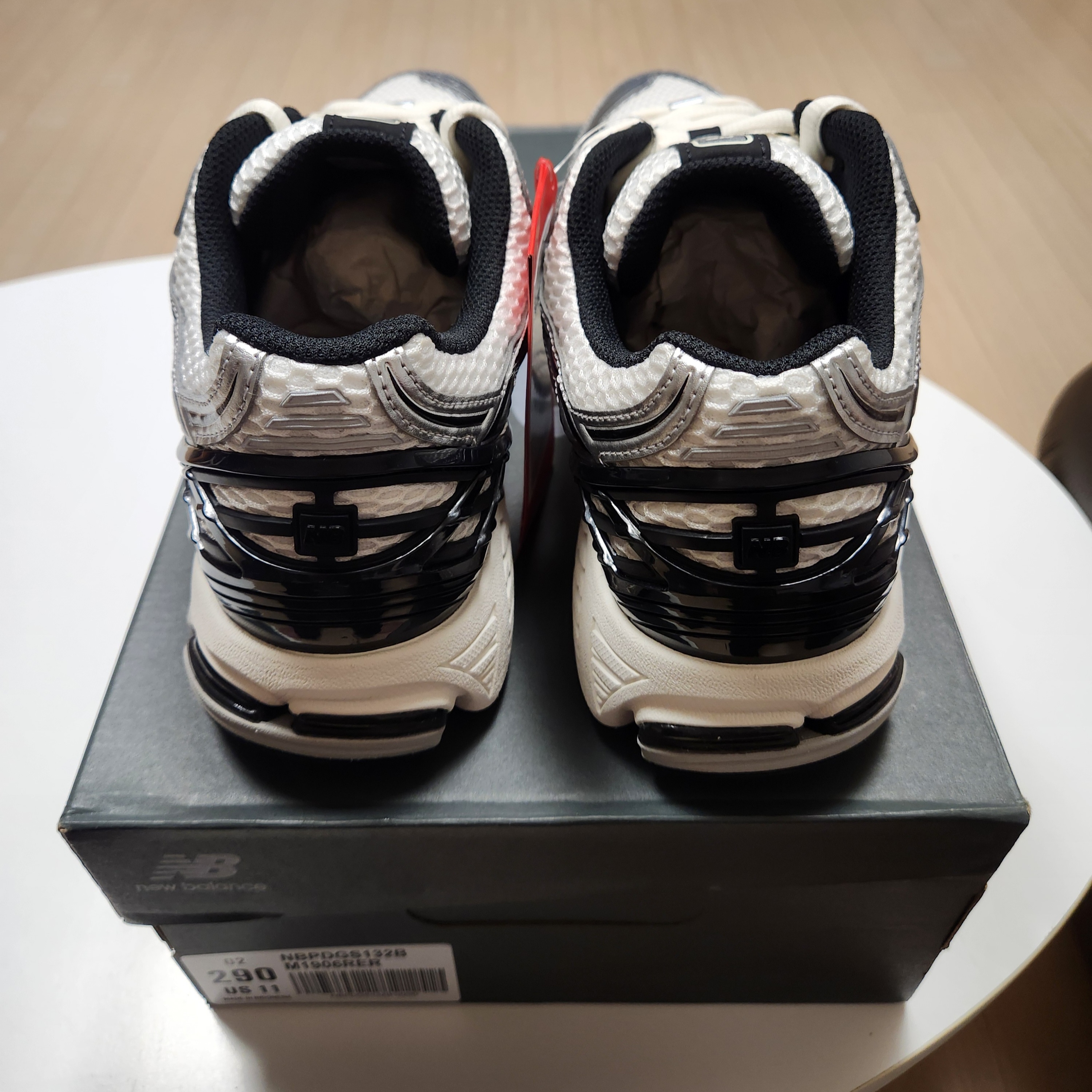 New Balance 1906R Silver Metallic Black 착용 스타일 - 4