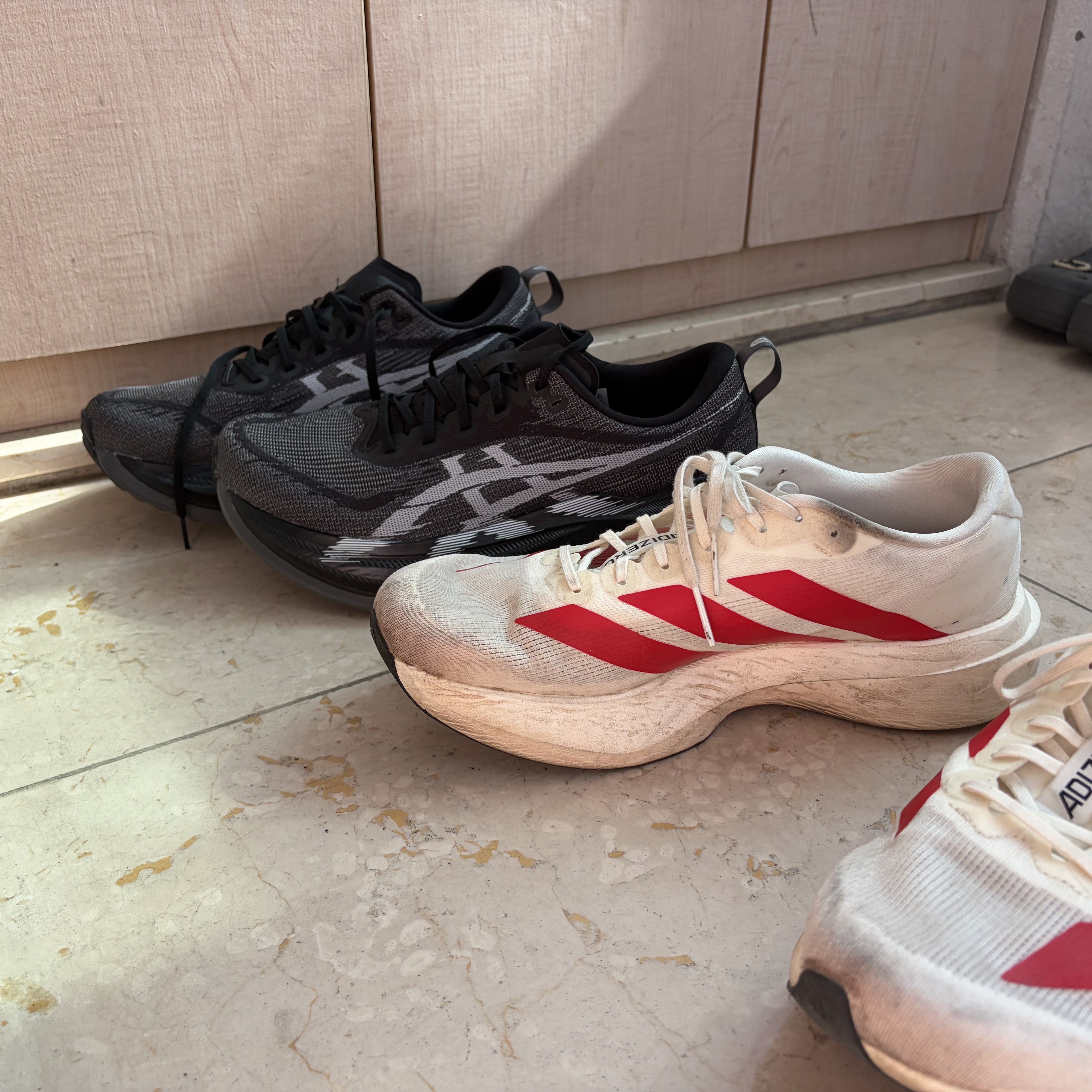 Asics Superblast 2 Black White, Adidas Adizero EVO SL Off White Better Scarlet 착용 스타일