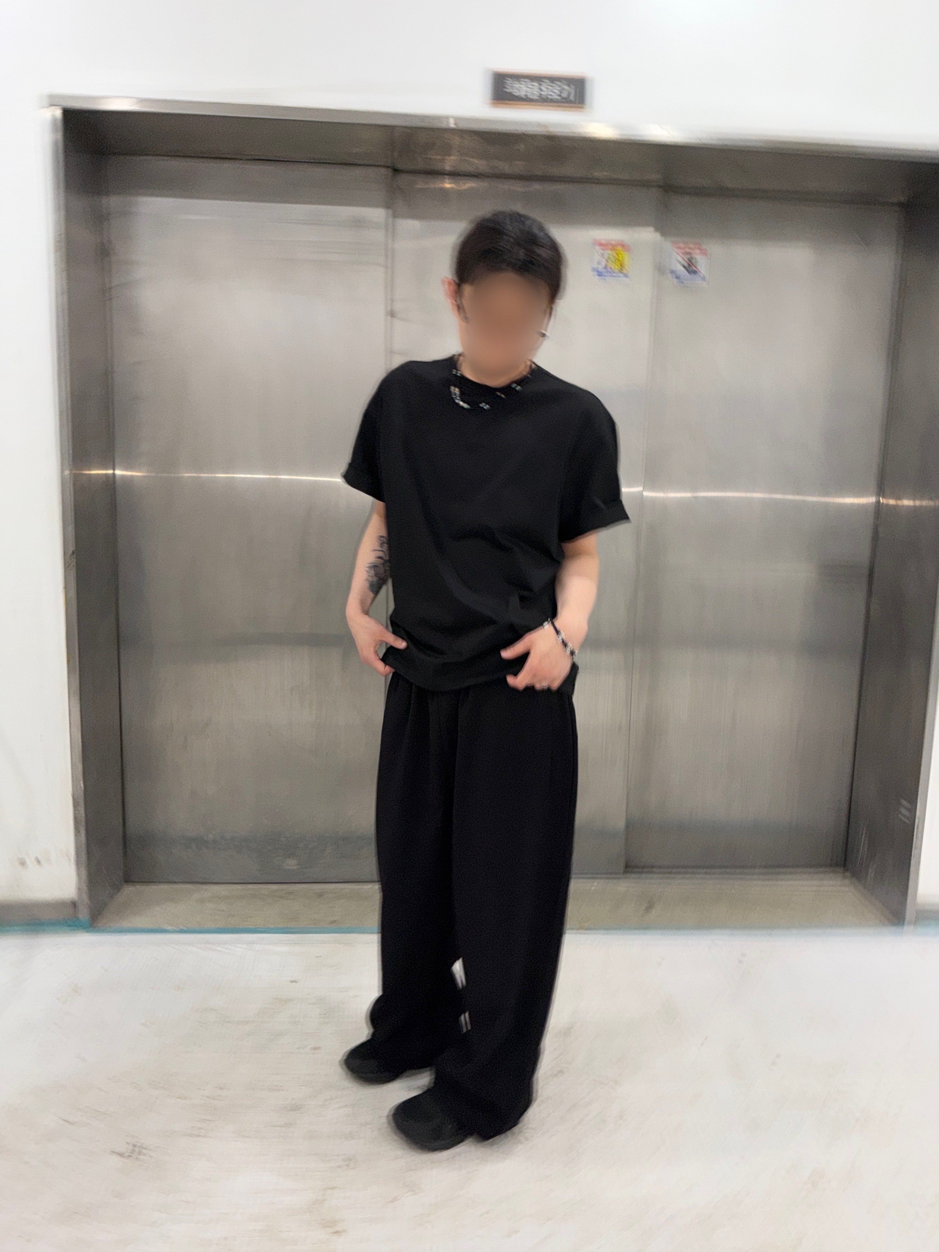 [예약 배송] Junne T26 Semi Overfit Structured T-shirts Black 착용 스타일 - 2