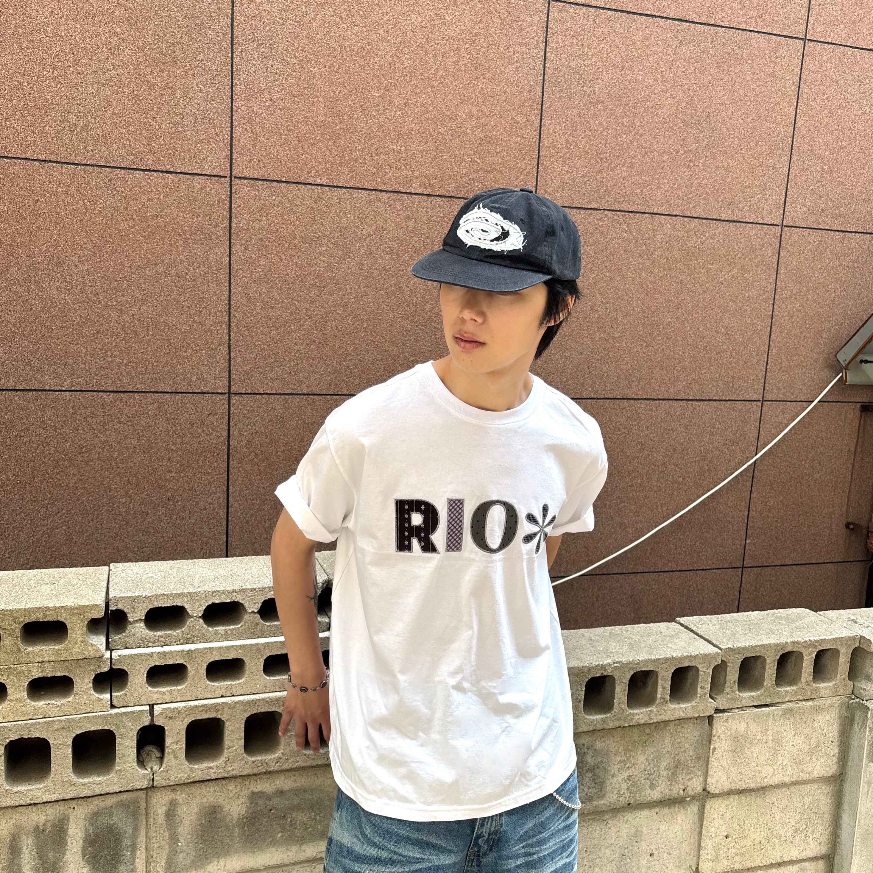 Riomeu Denim Applique Washed Ball Cap Black, Riomeu Check Applique Short Sleeve T-shirt White 착용 스타일 - 4