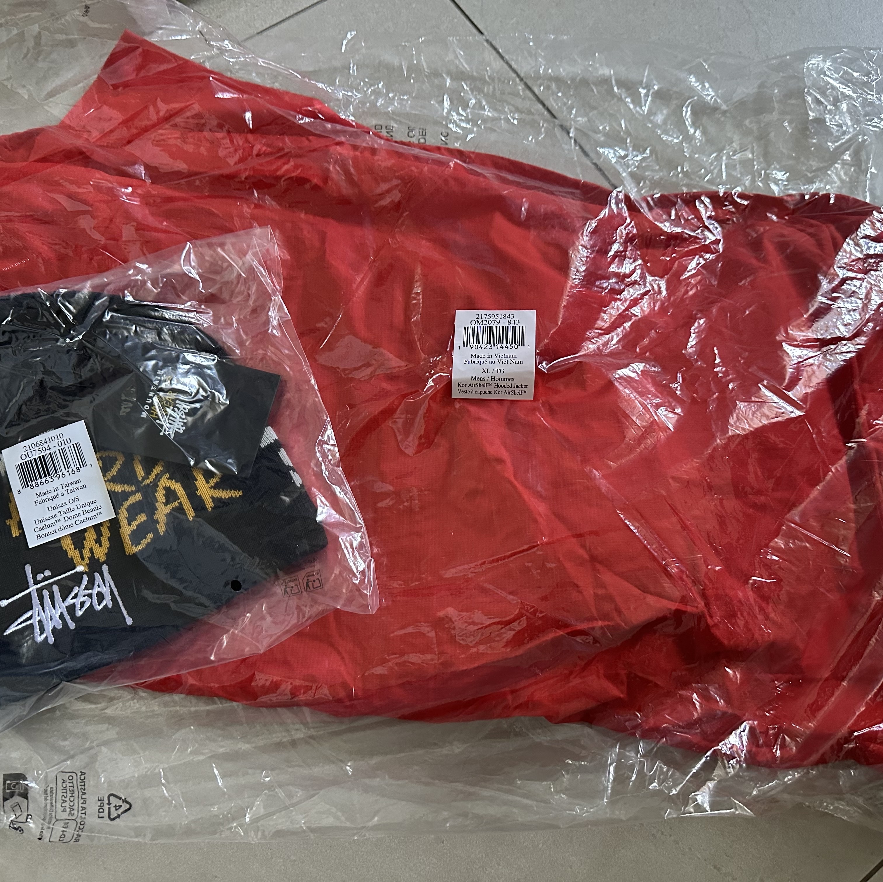 Stussy x Mountain Hardwear Kor Airshell Jacket Summit Red 착용 스타일